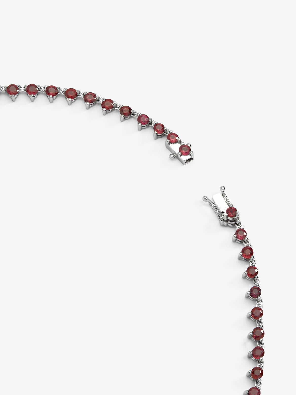 Collar de oro blanco de 18K con 25 rubíes rojos en talla corazón con un total de 11,59 cts, 36 en talla brillante con un total de 5,44 cts y 24 diamantes en talla brillante con un total de 1,3 cts