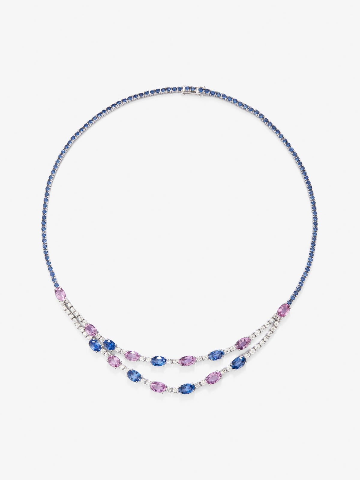 Collar de oro blanco de 18K con zafiros azules en talla oval de 15,7 cts, zafiros rosas en talla oval de 10,17 cts y diamantes blancos en talla brillante de 3,08 cts