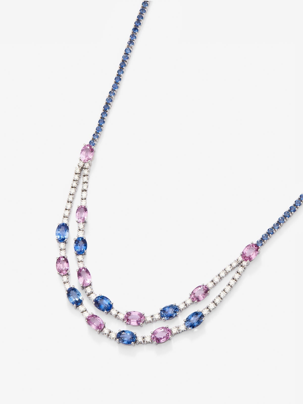 Collar de oro blanco de 18K con zafiros azules en talla oval de 15,7 cts, zafiros rosas en talla oval de 10,17 cts y diamantes blancos en talla brillante de 3,08 cts