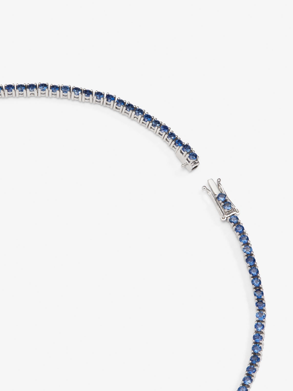 Collar de oro blanco de 18K con zafiros azules en talla oval de 15,7 cts, zafiros rosas en talla oval de 10,17 cts y diamantes blancos en talla brillante de 3,08 cts