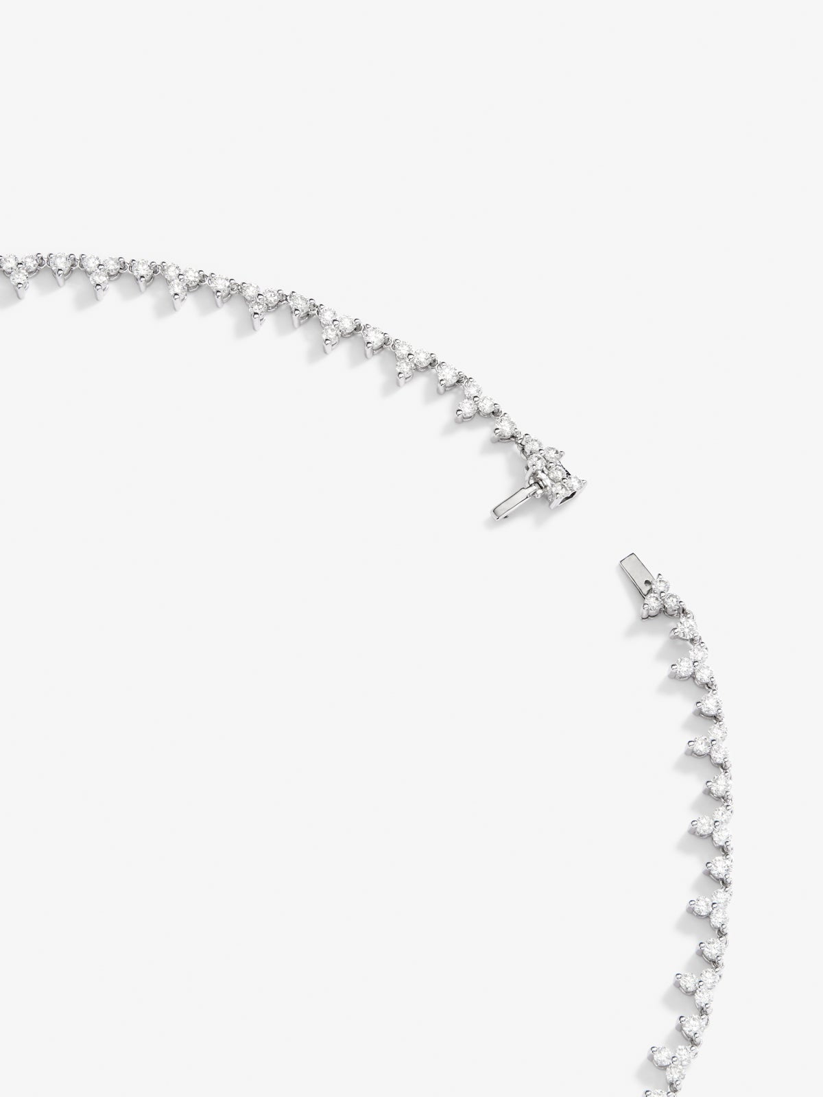 Collar rivière de oro blanco de 18K con esmeraldas verdes en talla brillante de 1,72 cts y diamantes blancos en talla brillante de 6,53 cts