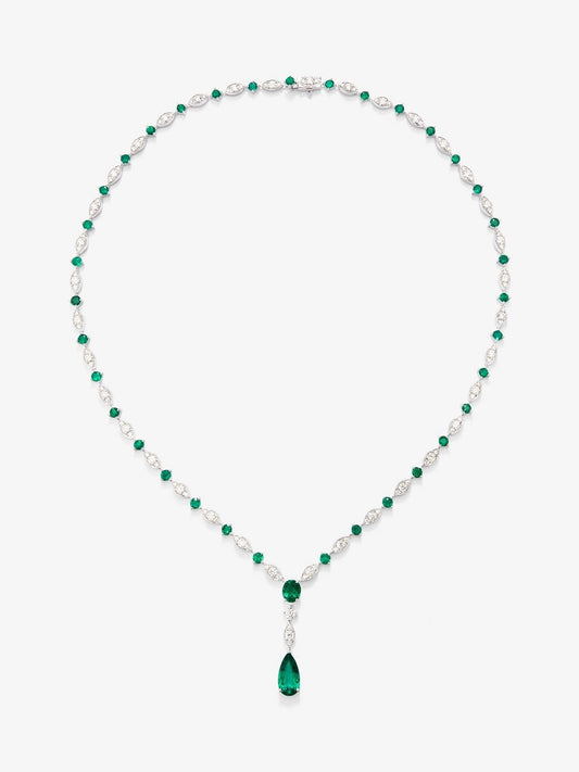Collar de oro blanco de 18K con esmeralda verde en talla pera de 1,68 cts, esmeraldas verdes en talla brillante y oval de 3,7 cts y diamantes blancos en talla brillante de 3,1 cts