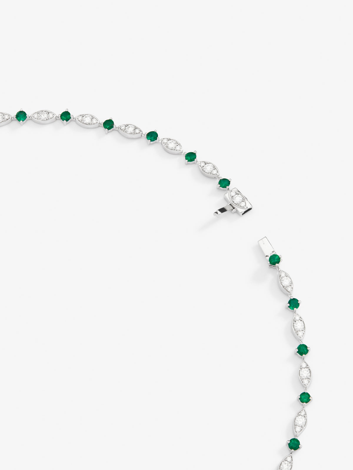 18K white gold necklace with green emerald in 1.68 cts pear size, green and oval emeralds of 3.7 cts and white diamonds in bright size of 3.1 cts