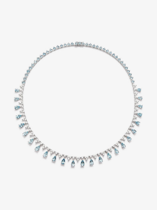 Collar rivière de oro blanco de 18K con 25 aguamarinas azules en talla pera con un total de 8,33 cts, 39 en talla brillante con un total de 5,868 cts y 103 diamantes en talla brillante con un total de 3,82 cts