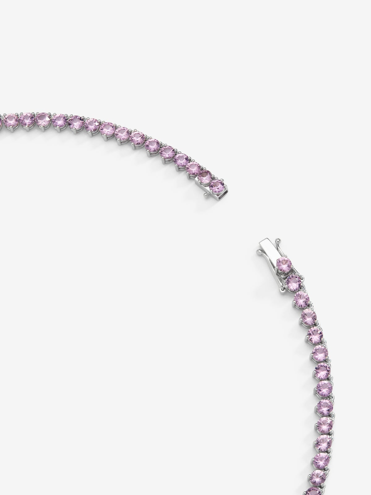 Collar rivière de oro blanco de 18K con 71 zafiros rosas en talla pera y talla brillante de 26,89 cts y 103 diamantes en talla brillante con un total de 3,85 cts