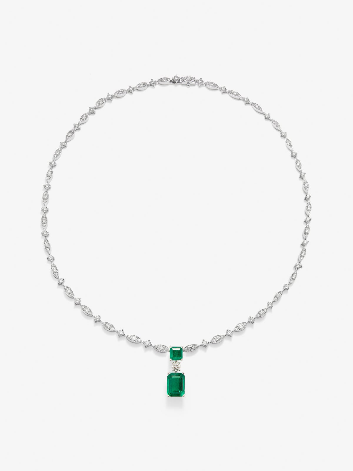 Collar de oro blanco de 18K con 2 esmeraldas verdes en talla octogonal con un total de 3,59 cts y 136 diamantes en talla brillante con un total de 7,24 cts