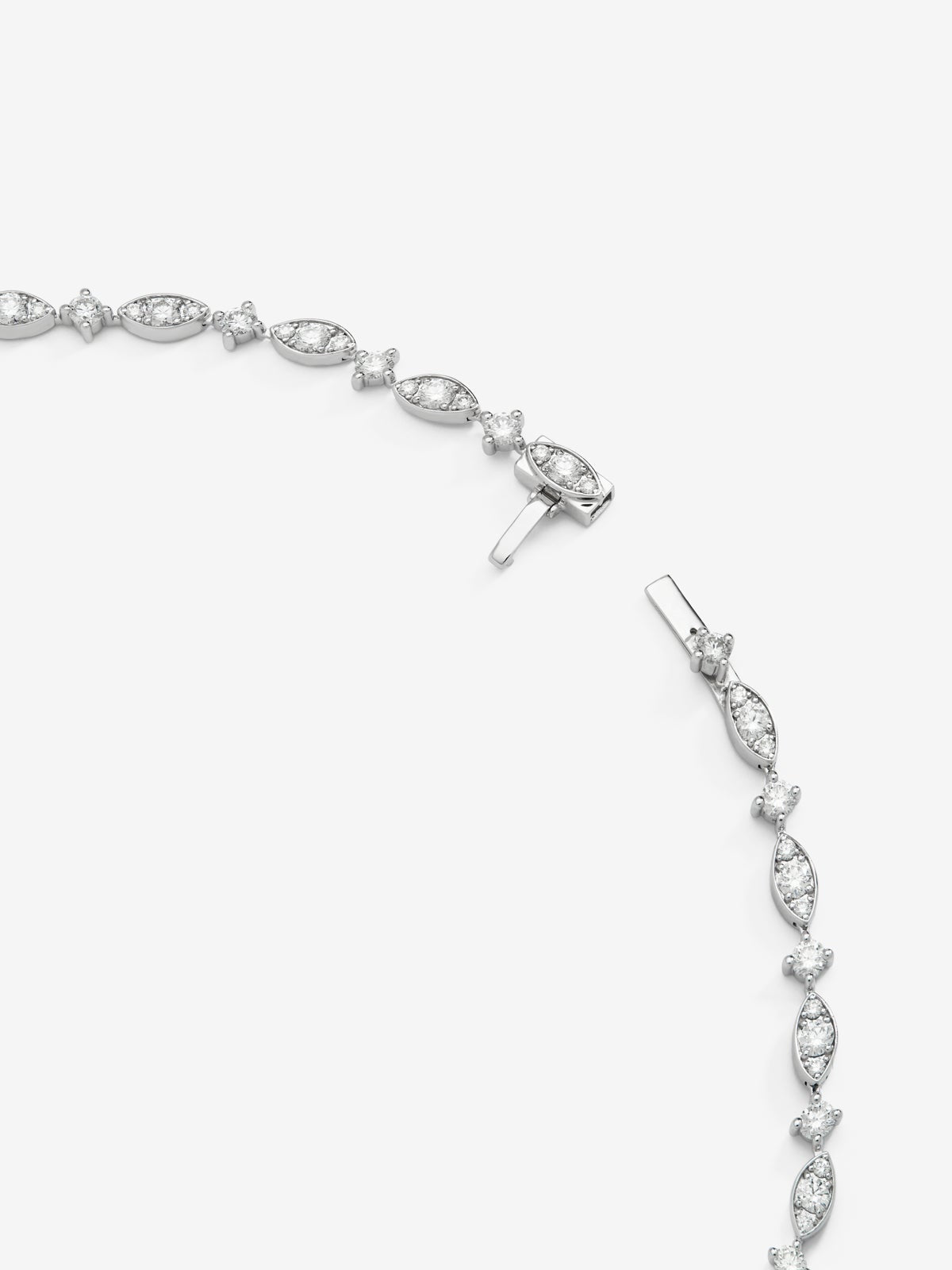 Collar de oro blanco de 18K con 2 esmeraldas verdes en talla octogonal con un total de 3,59 cts y 136 diamantes en talla brillante con un total de 7,24 cts
