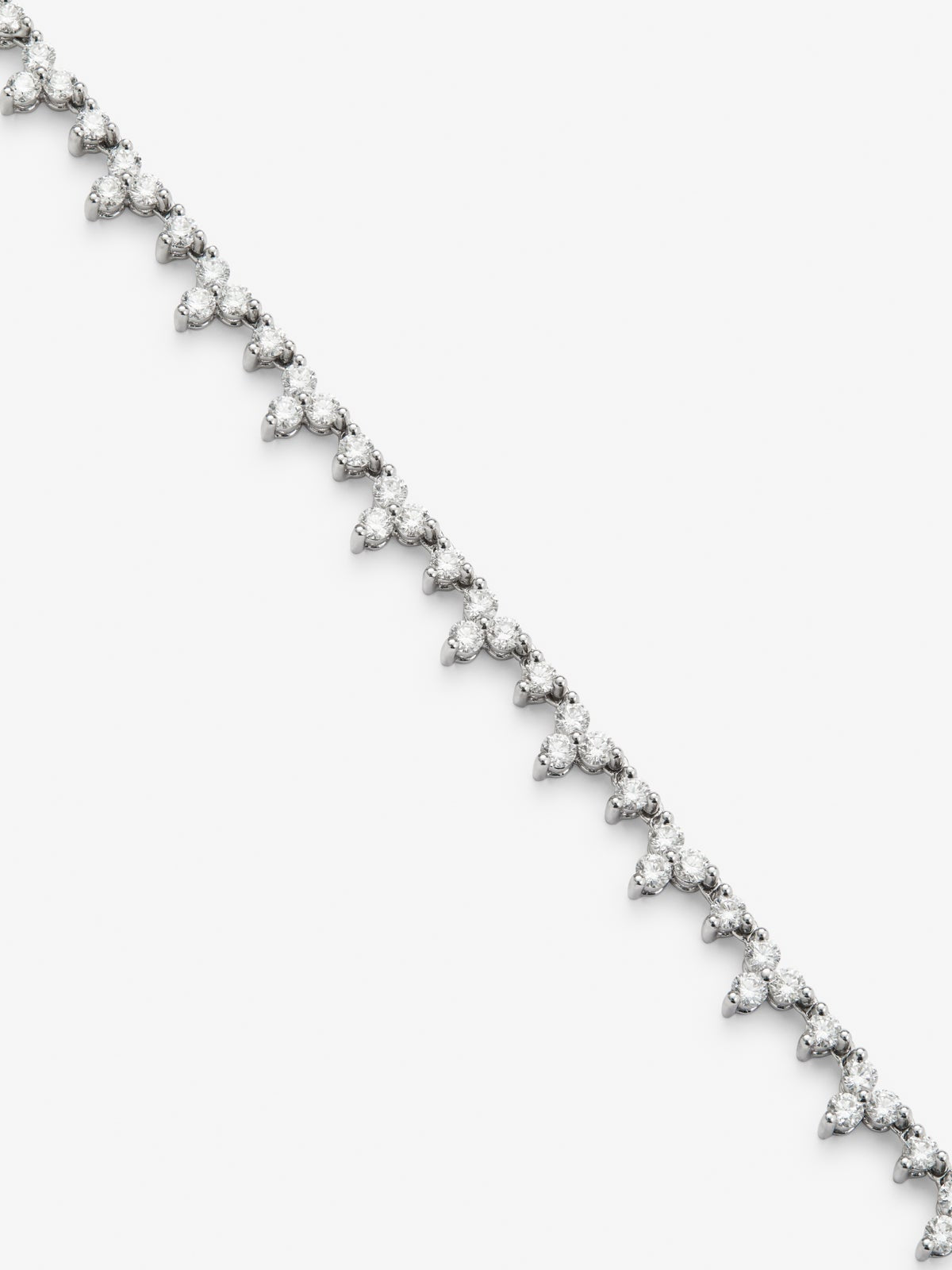 Collar rivière de oro blanco de 18K con 97 diamantes en talla brillante con un total de 5,33 cts