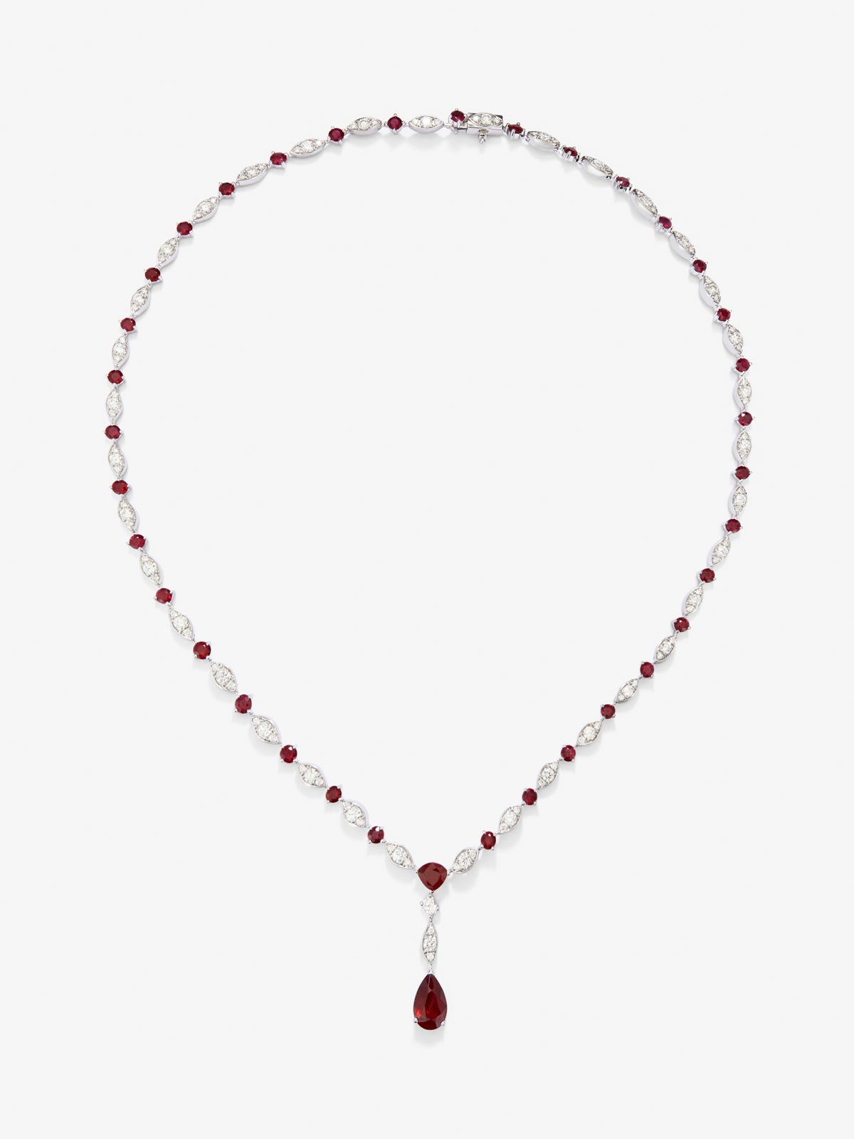 Collar de oro blanco de 18K con 36 rubíes rojos en talla pera y trillon con un total de 3,59 cts y 136 diamantes en talla brillante con un total de 7,1 cts