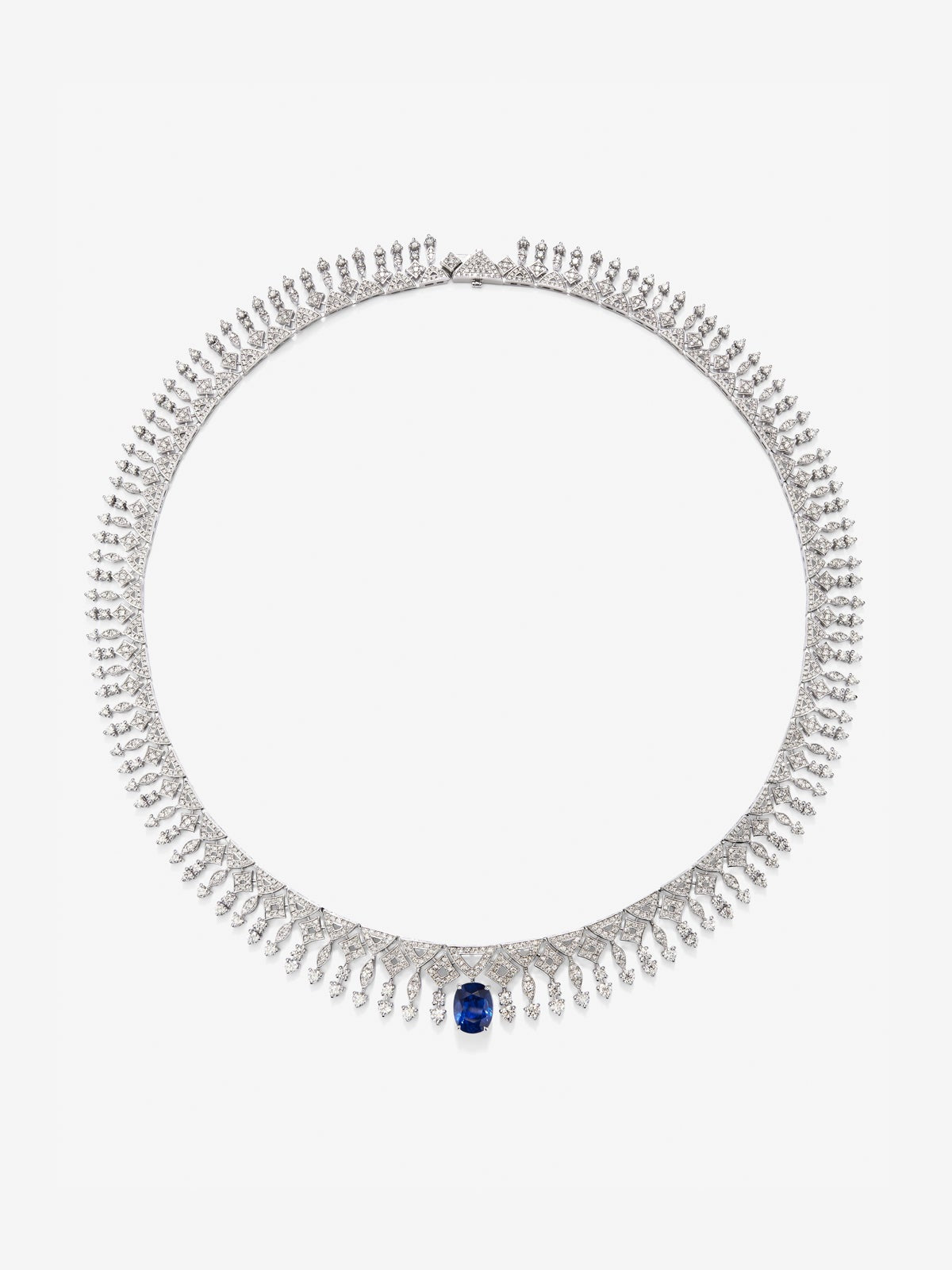 Collar de oro blanco de 18K con zafiro azul en talla cushion de 3,17 cts y 513 diamantes en talla brillante con un total de 4,13 cts