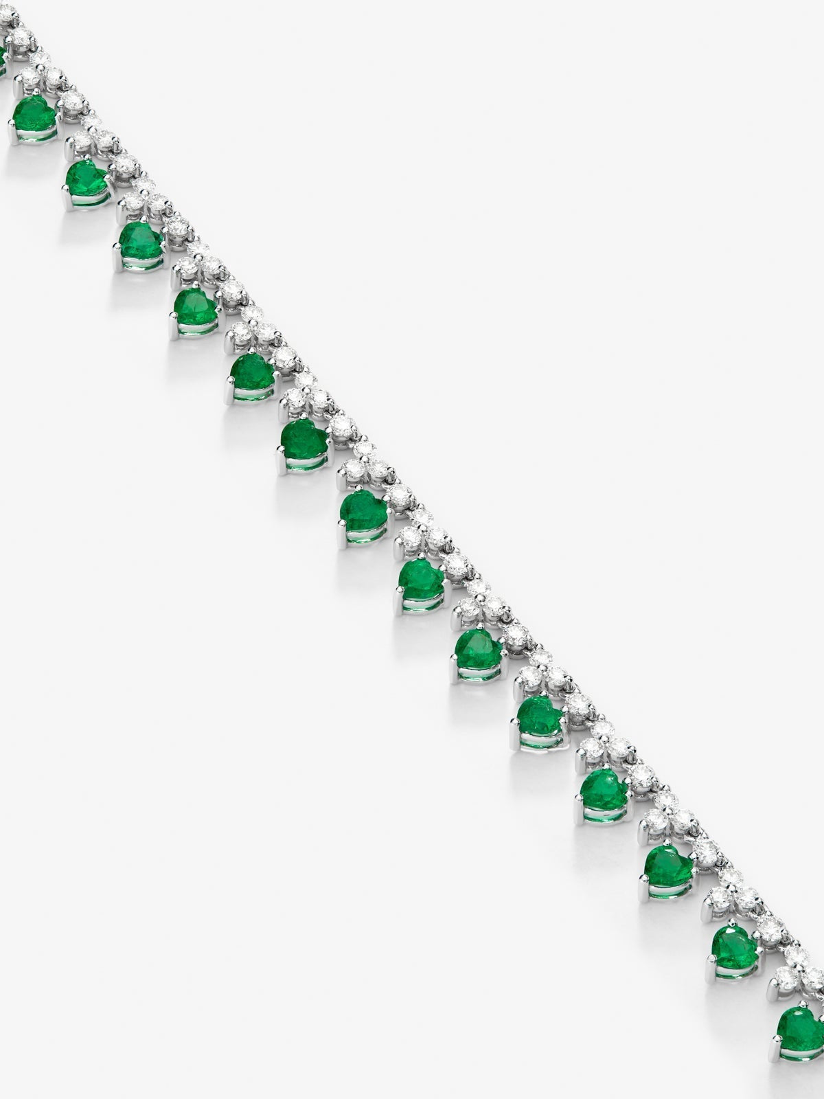 Collar rivière de oro blanco de 18K con esmeraldas verdes en talla corazón de 4,42 cts y diamantes blancos en talla brillante de 6,76 cts