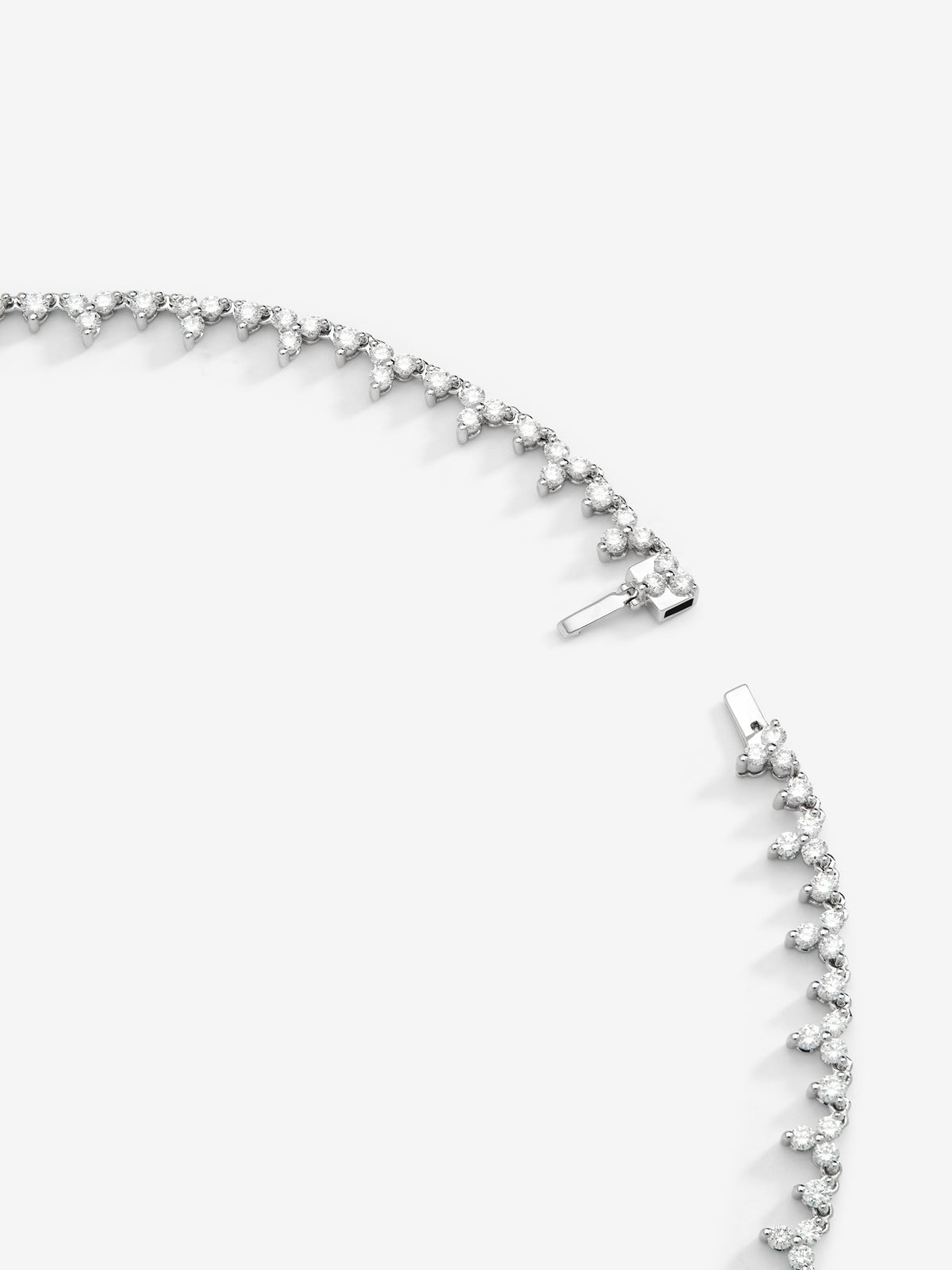 Collar rivière de oro blanco de 18K con esmeraldas verdes en talla corazón de 4,42 cts y diamantes blancos en talla brillante de 6,76 cts