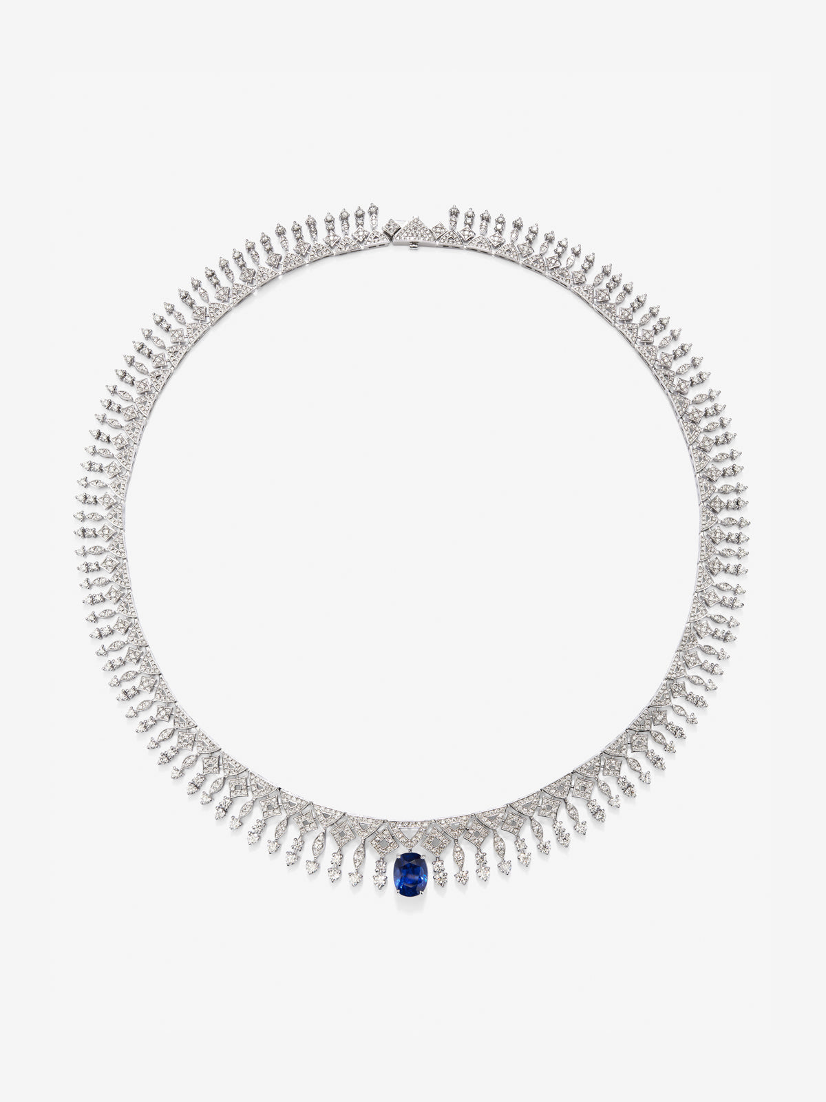 Collar de oro blanco de 18K con zafiro azul royal en talla oval de 3,92 y diamantes blancos en talla brillante de 9,27 cts