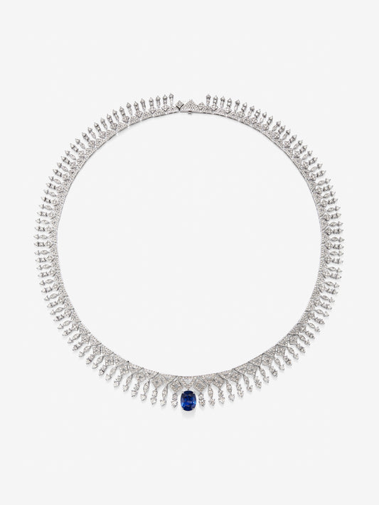 Collar de oro blanco de 18K con zafiro azul royal en talla oval de 3,92 y diamantes blancos en talla brillante de 9,27 cts