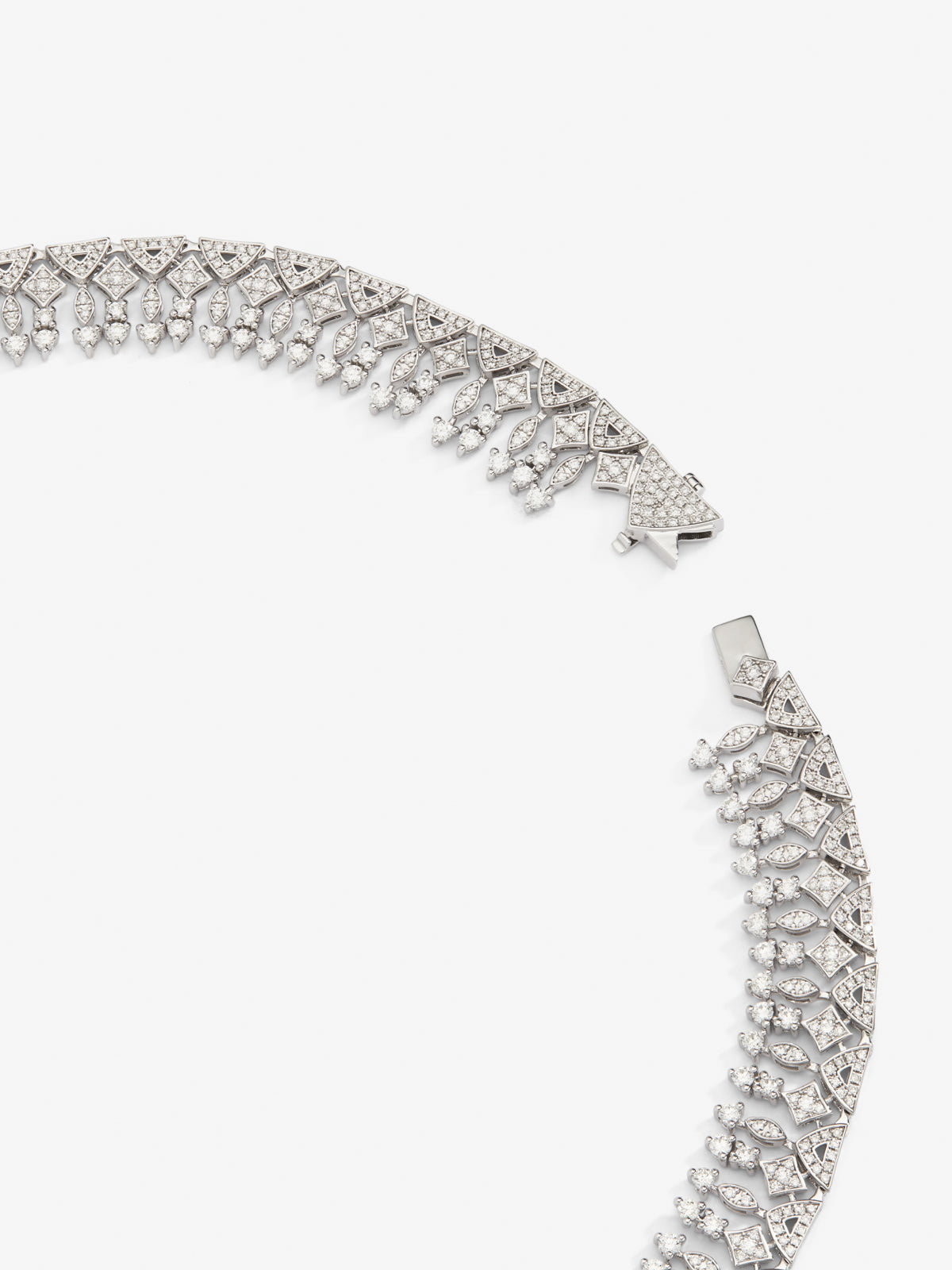 Collar de oro blanco de 18K con zafiro azul royal en talla oval de 3,92 y diamantes blancos en talla brillante de 9,27 cts