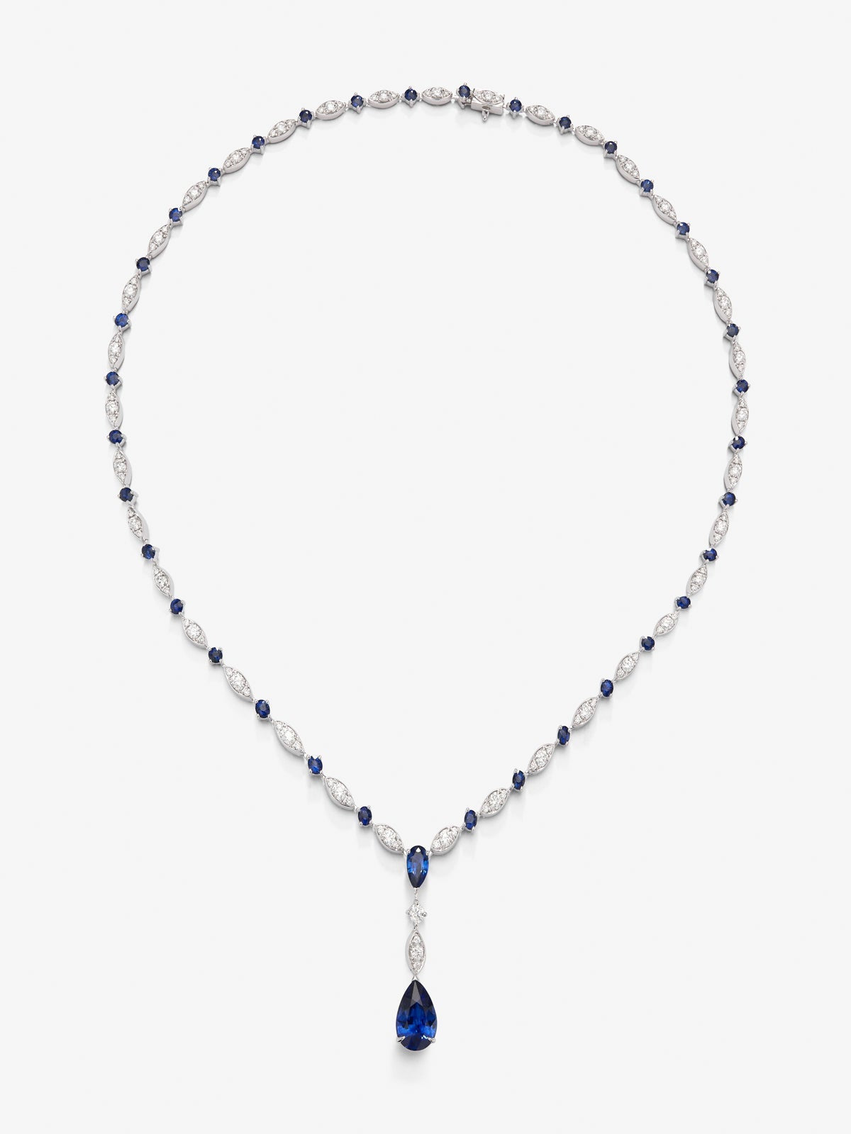 Collar de oro blanco de 18K con zafiro azul royal en talla pera de 3,56, zafiros azules en talla pera y brillante de 4,6 cts y diamantes blancos en talla brillante de 3,15 cts