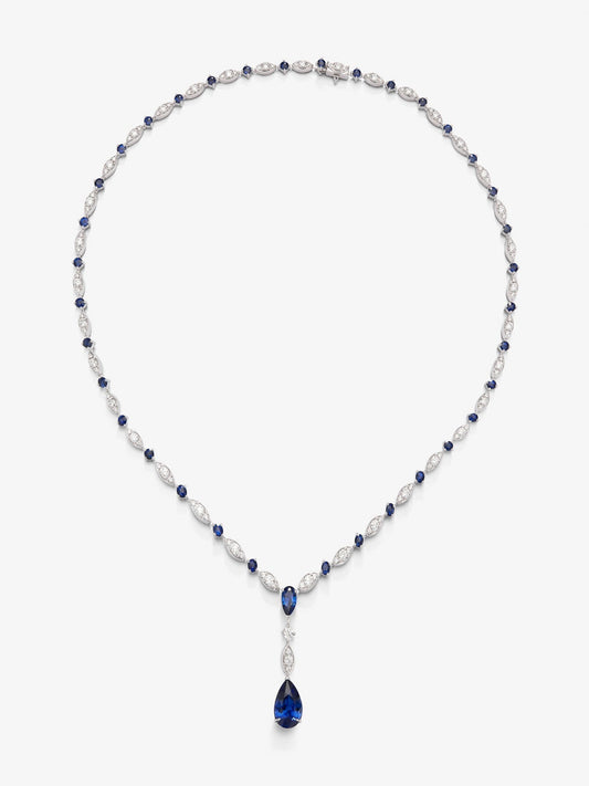 Collar de oro blanco de 18K con zafiro azul royal en talla pera de 3,56, zafiros azules en talla pera y brillante de 4,6 cts y diamantes blancos en talla brillante de 3,15 cts