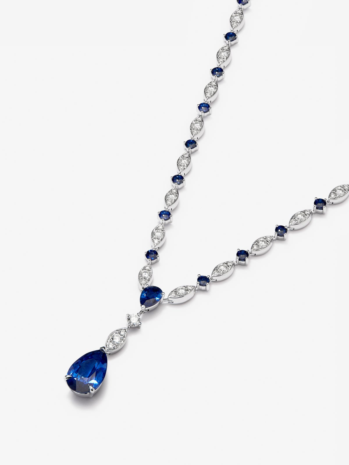 Collar de oro blanco de 18K con zafiro azul royal en talla pera de 3,56, zafiros azules en talla pera y brillante de 4,6 cts y diamantes blancos en talla brillante de 3,15 cts