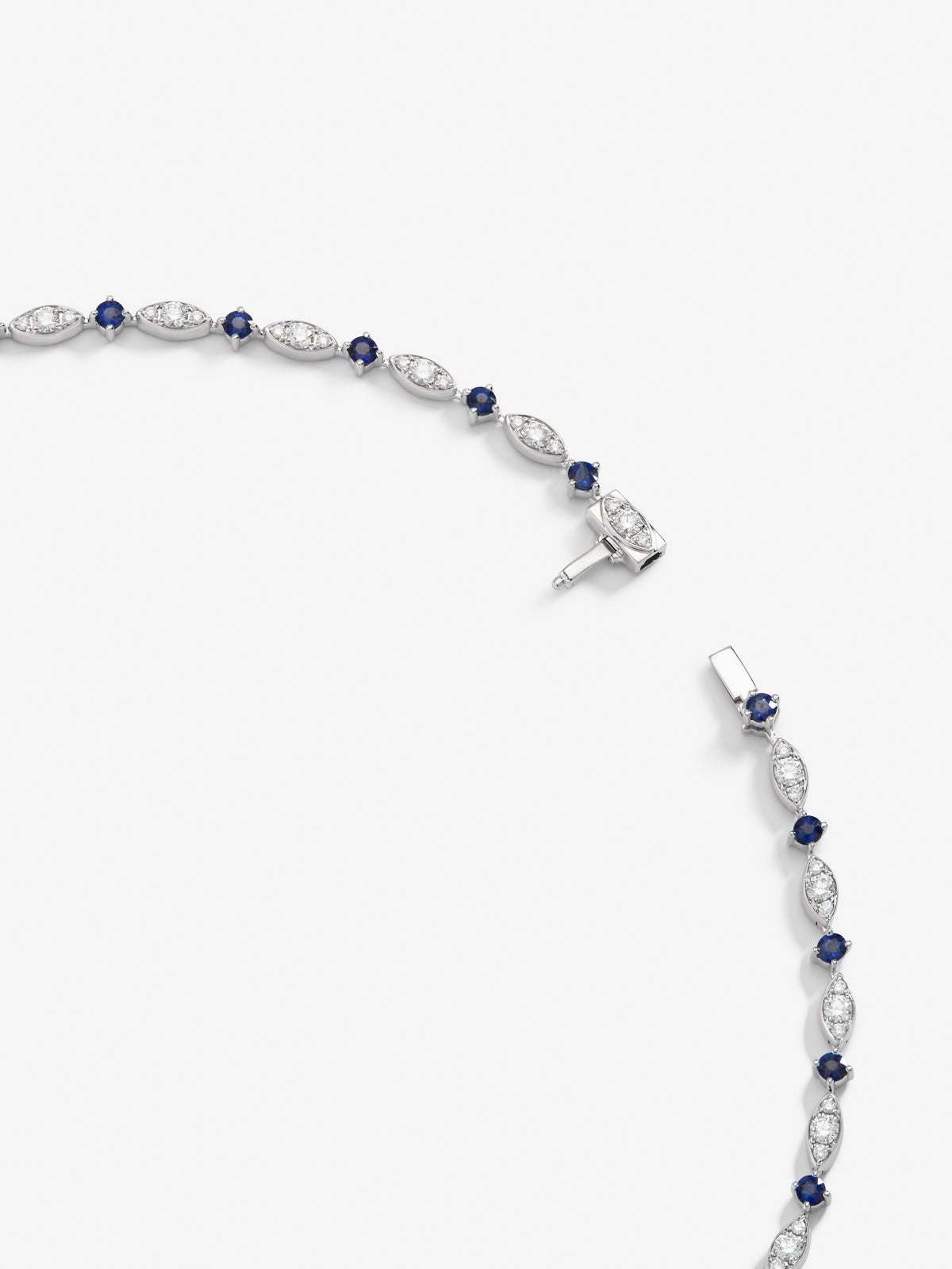 Collar de oro blanco de 18K con zafiro azul royal en talla pera de 3,56, zafiros azules en talla pera y brillante de 4,6 cts y diamantes blancos en talla brillante de 3,15 cts