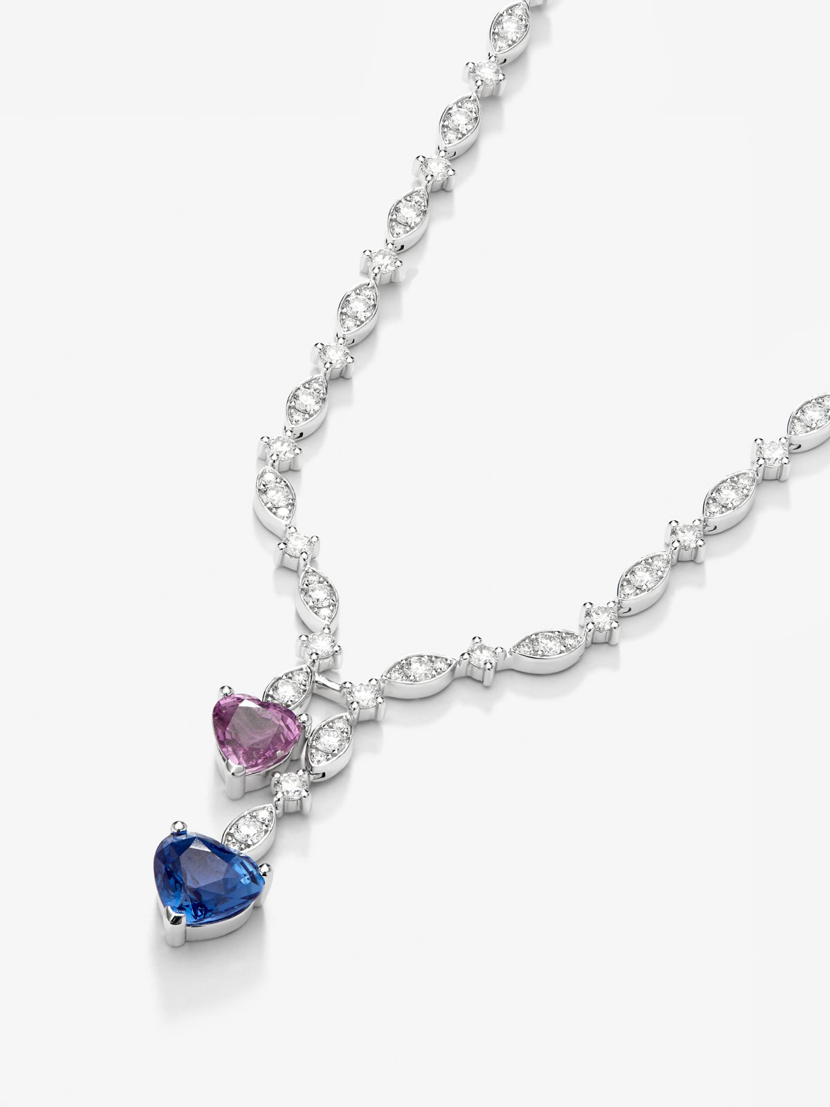 Collar de oro blanco de 18K con zafiro azul cornflower en talla corazón de 3,01 cts, zafiro rosa en talla corazón de 2,12 cts y diamantes blancos en talla brillante de 6,36 cts