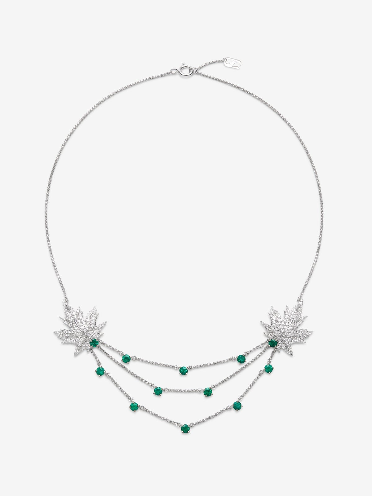 Collar de oro blanco de 18K con 16 esmeraldas y 2 hojas de arce de diamantes 