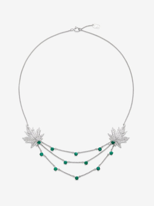 Collar de oro blanco de 18K con 16 esmeraldas y 2 hojas de arce de diamantes 