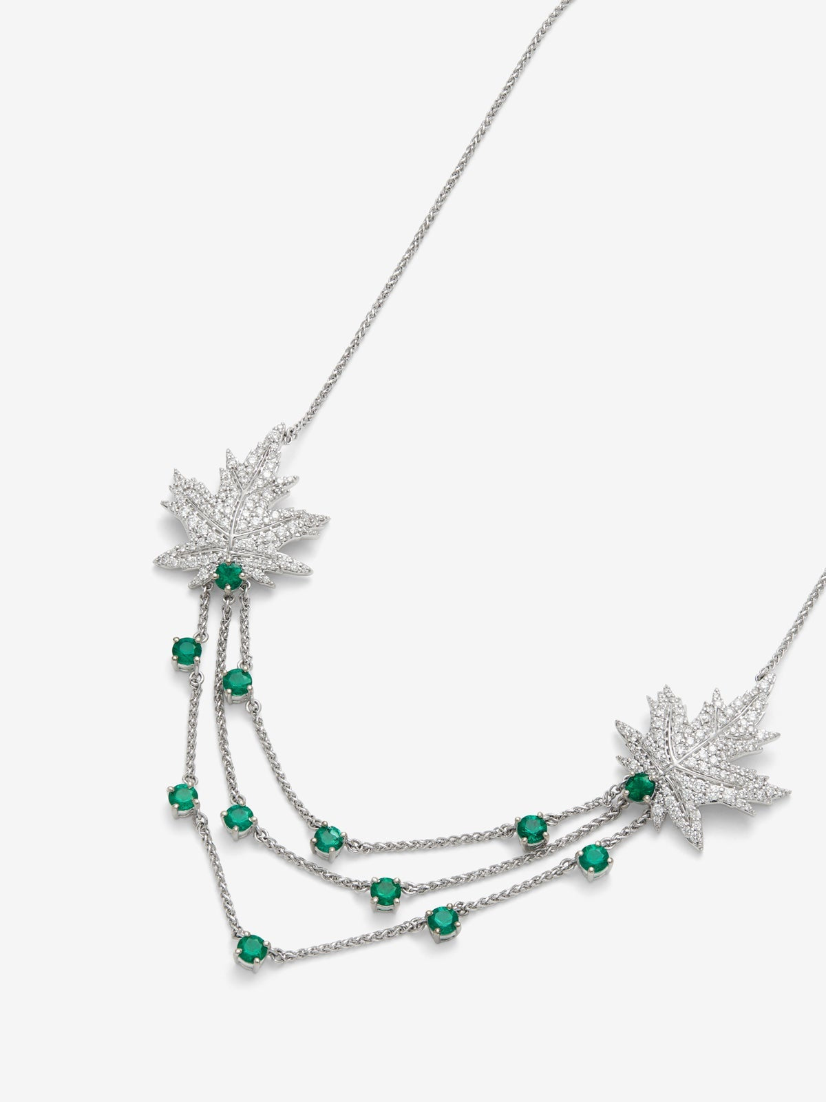 Collar de oro blanco de 18K con 16 esmeraldas y 2 hojas de arce de diamantes 