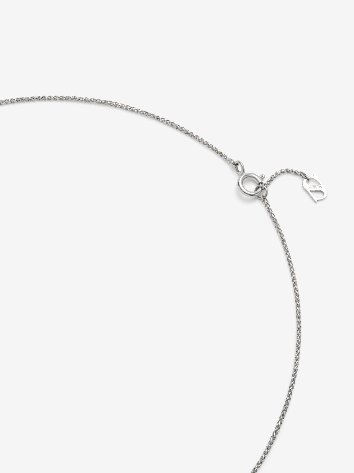 Collar de oro blanco de 18K con 16 esmeraldas y 2 hojas de arce de diamantes 