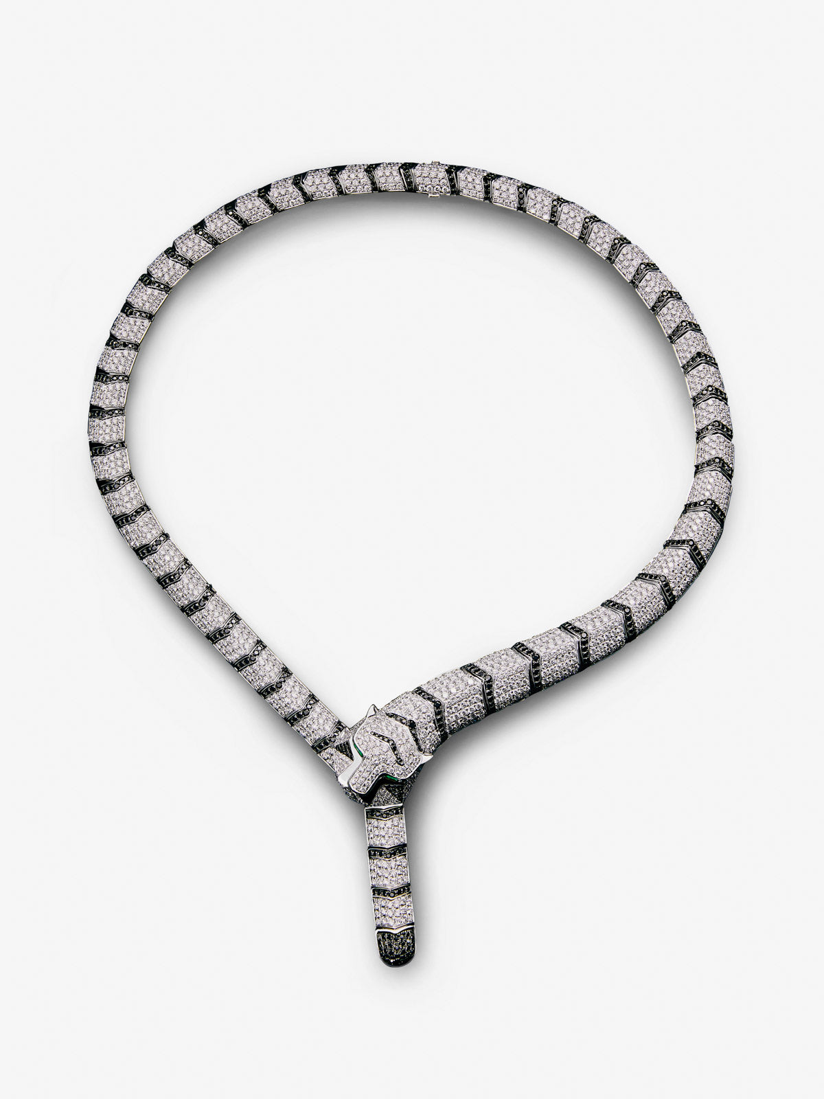 Collar rígido con forma de tigre de oro blanco de 18K con diamantes blancos y negros en talla brillante con un total de 22,7 cts y 2 esmeraldas en talla trapecio con un total de 0,13 cts