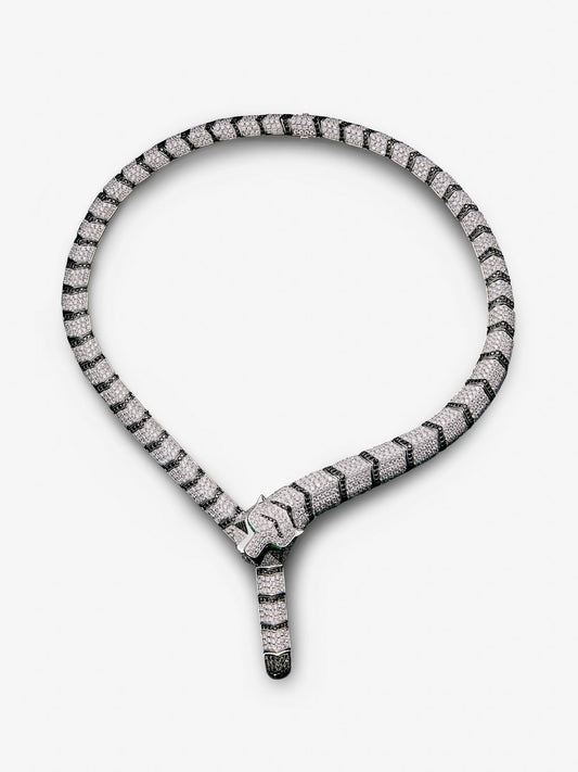 Collar rígido con forma de tigre de oro blanco de 18K con diamantes blancos y negros en talla brillante con un total de 22,7 cts y 2 esmeraldas en talla trapecio con un total de 0,13 cts