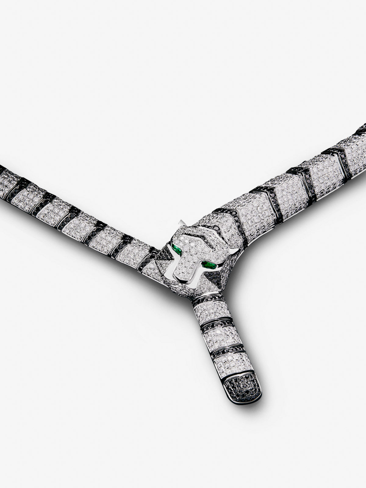 Collar rígido con forma de tigre de oro blanco de 18K con diamantes blancos y negros en talla brillante con un total de 22,7 cts y 2 esmeraldas en talla trapecio con un total de 0,13 cts