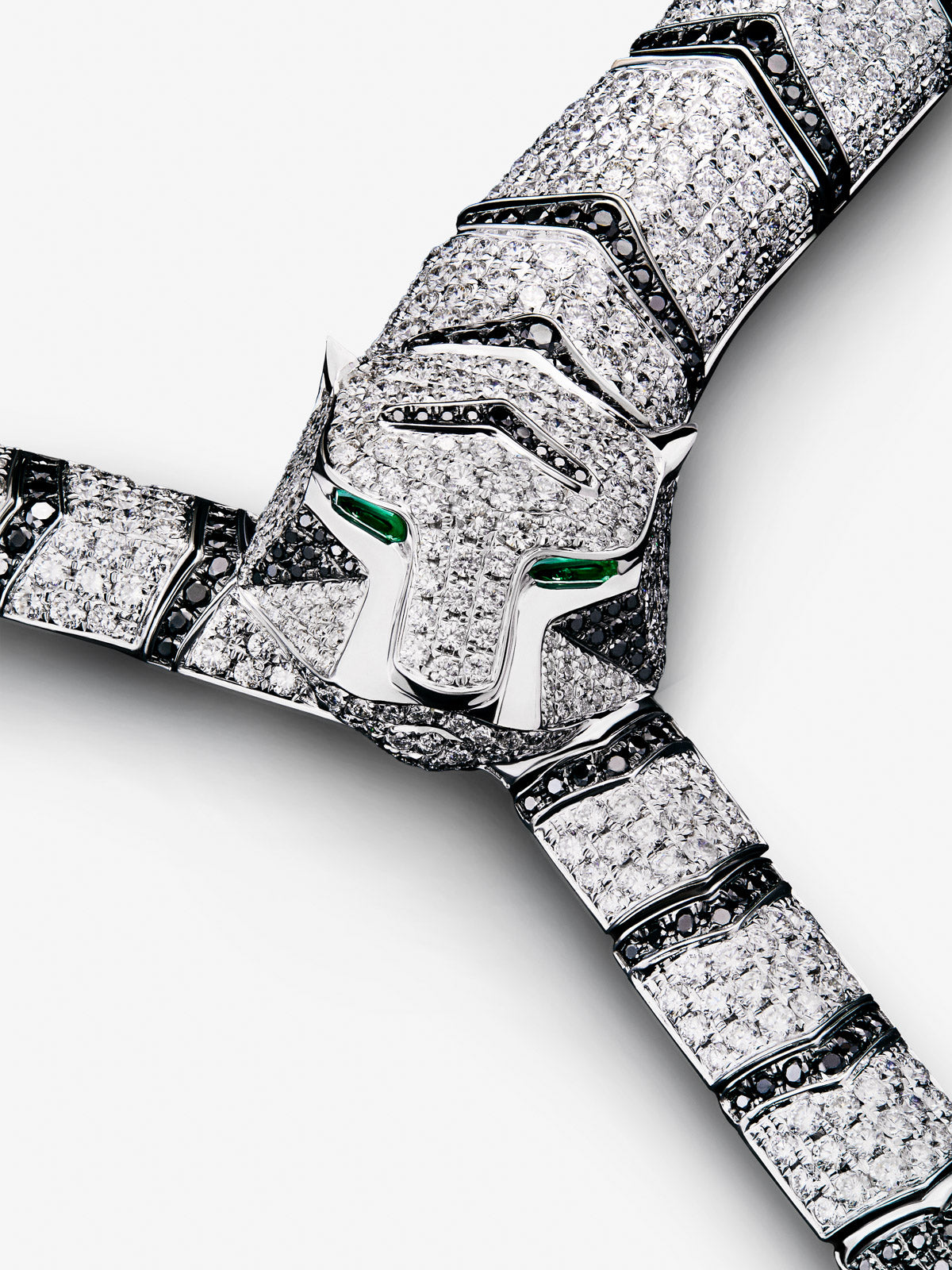 Collar rígido con forma de tigre de oro blanco de 18K con diamantes blancos y negros en talla brillante con un total de 22,7 cts y 2 esmeraldas en talla trapecio con un total de 0,13 cts
