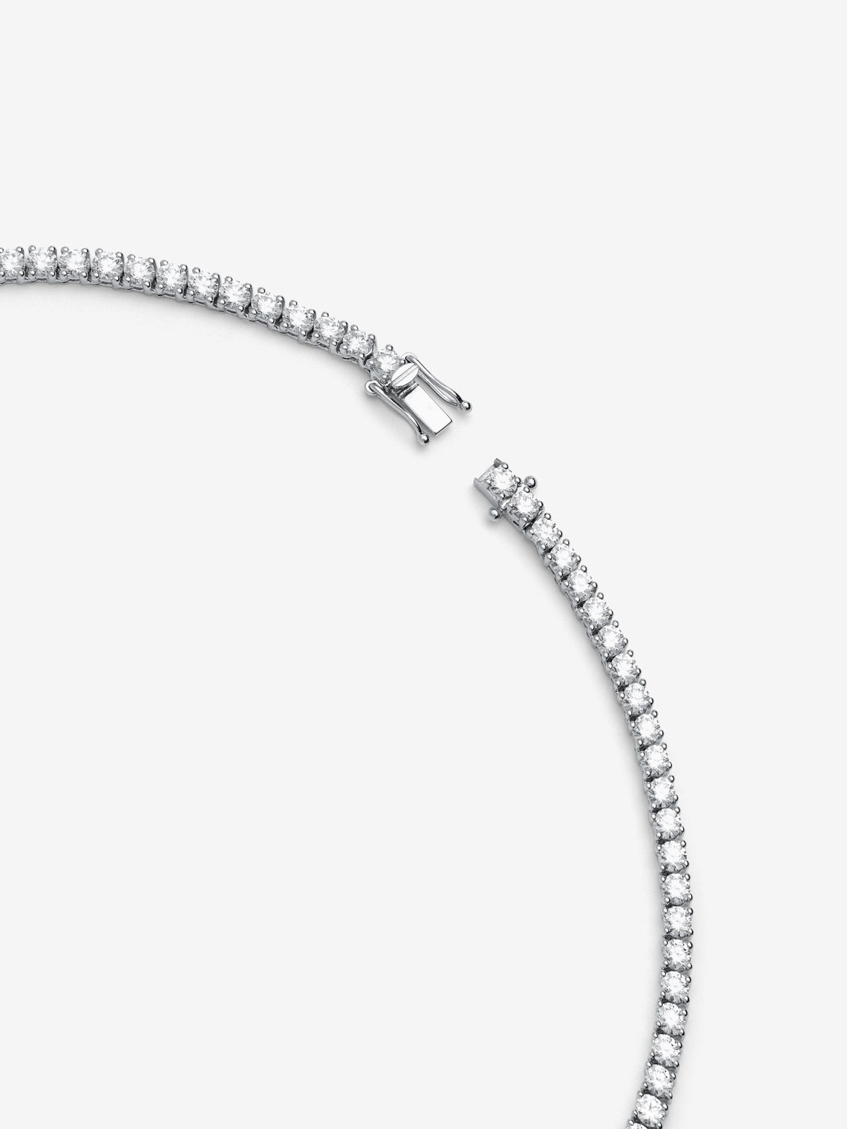 Colgante rivière de oro blanco de 18K con diamantes con un total de 13,68 cts