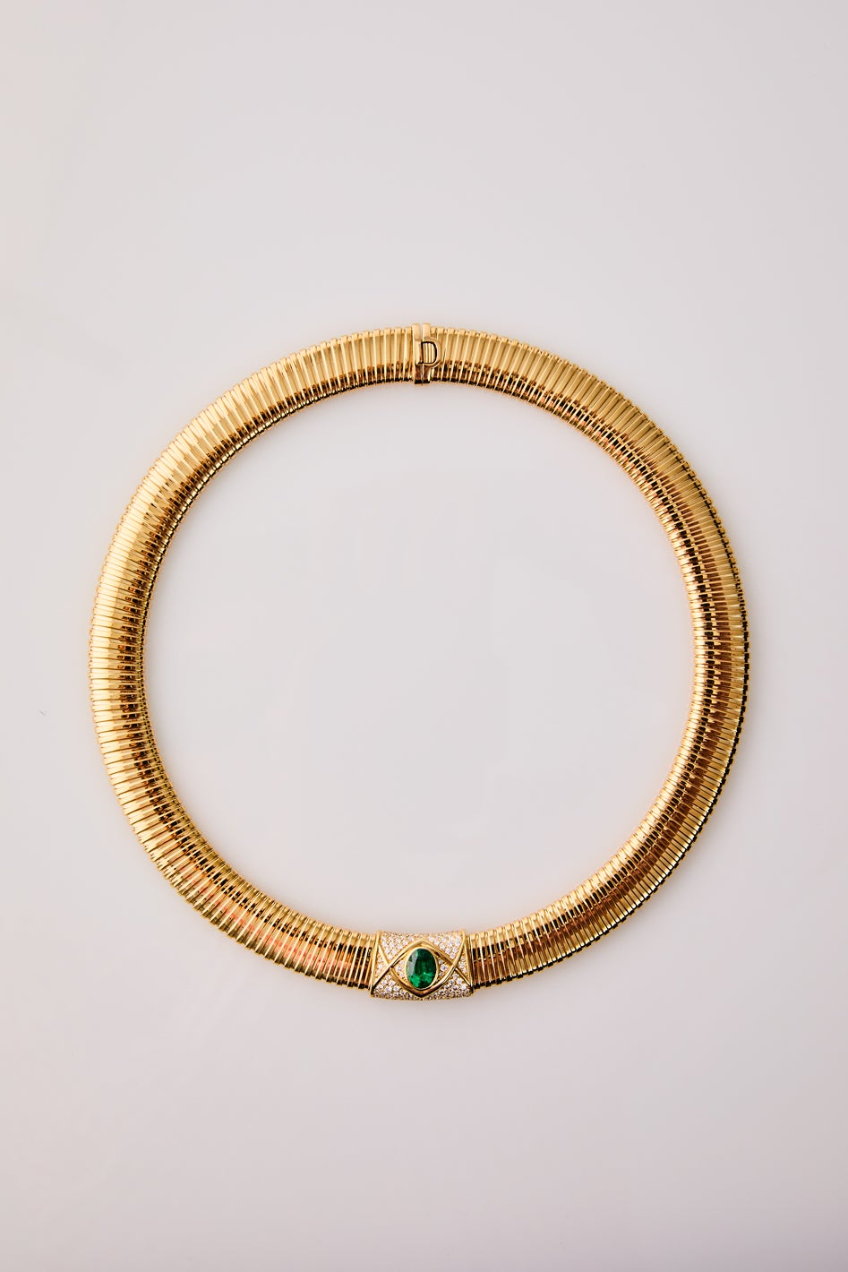 Collar tubogas de oro amarillo de 18K con esmeralda en talla oval de 2 cts y 111 diamantes en talla brillante con un total de 1,4 cts