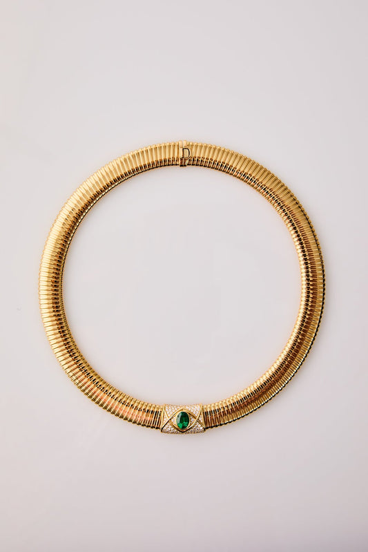 Collar tubogas de oro amarillo de 18K con esmeralda en talla oval de 2 cts y 111 diamantes en talla brillante con un total de 1,4 cts