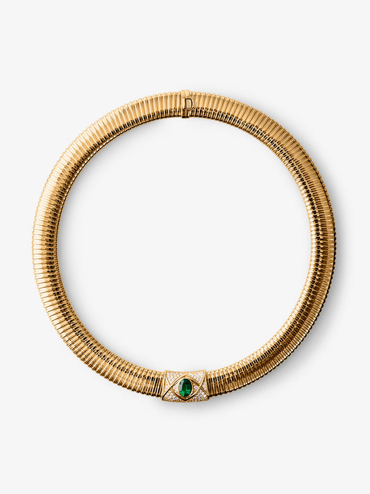 Collar tubogas de oro amarillo de 18K con esmeralda en talla oval de 2 cts y 111 diamantes en talla brillante con un total de 1,4 cts