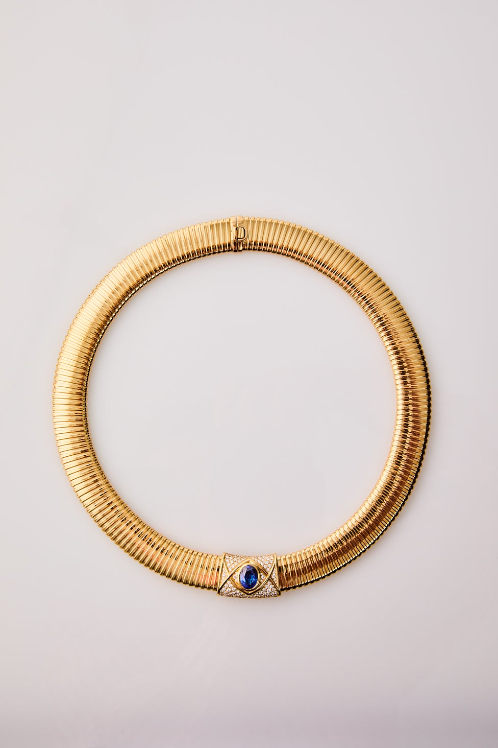 Collar tubogas de oro amarillo de 18K con zafiro azul royal en talla oval de 4,19 cts y 117 diamantes en talla brillante con un total de 1,7 cts