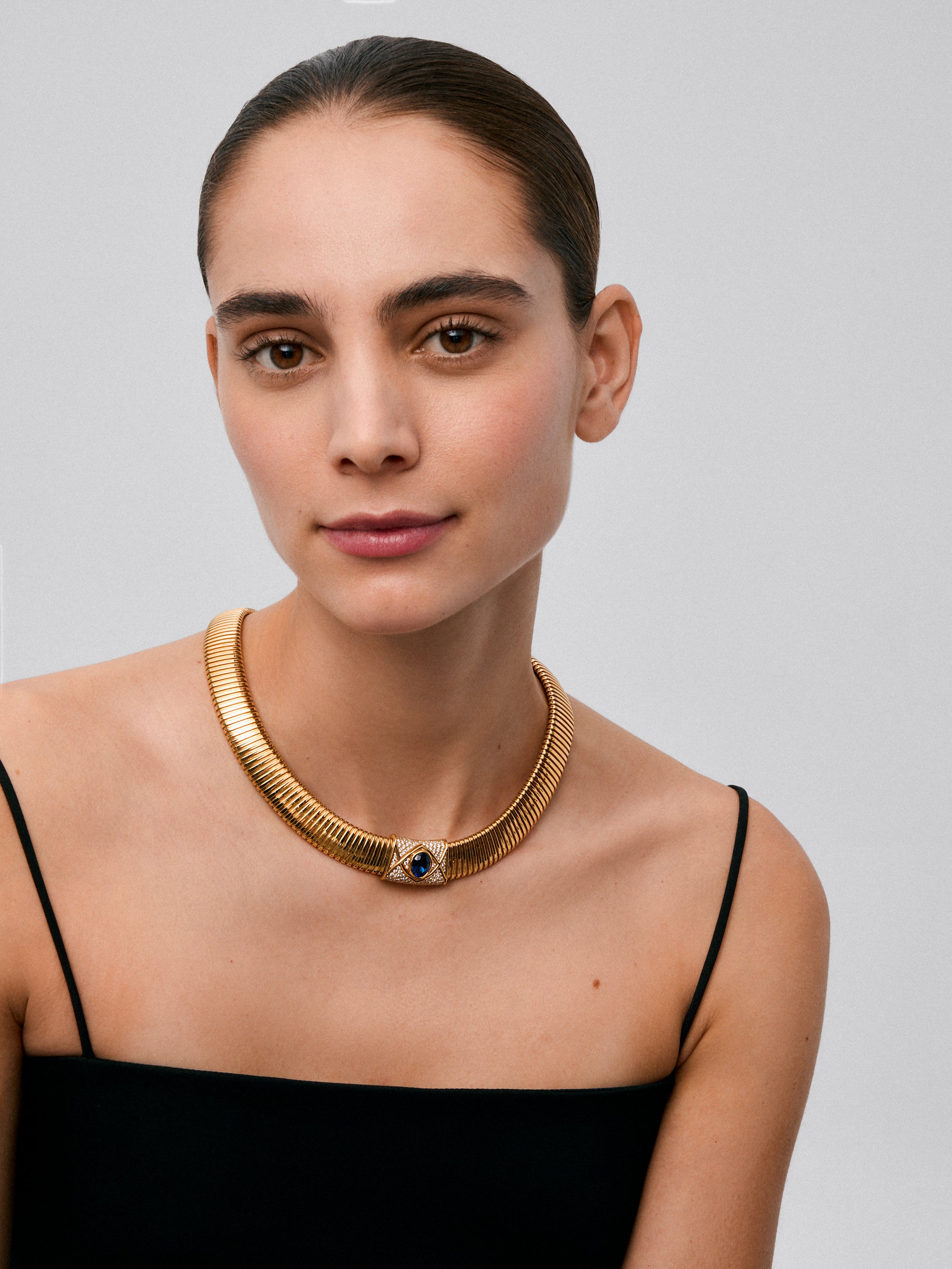 Collar tubogas de oro amarillo de 18K con zafiro azul royal en talla oval de 4,19 cts y 117 diamantes en talla brillante con un total de 1,7 cts