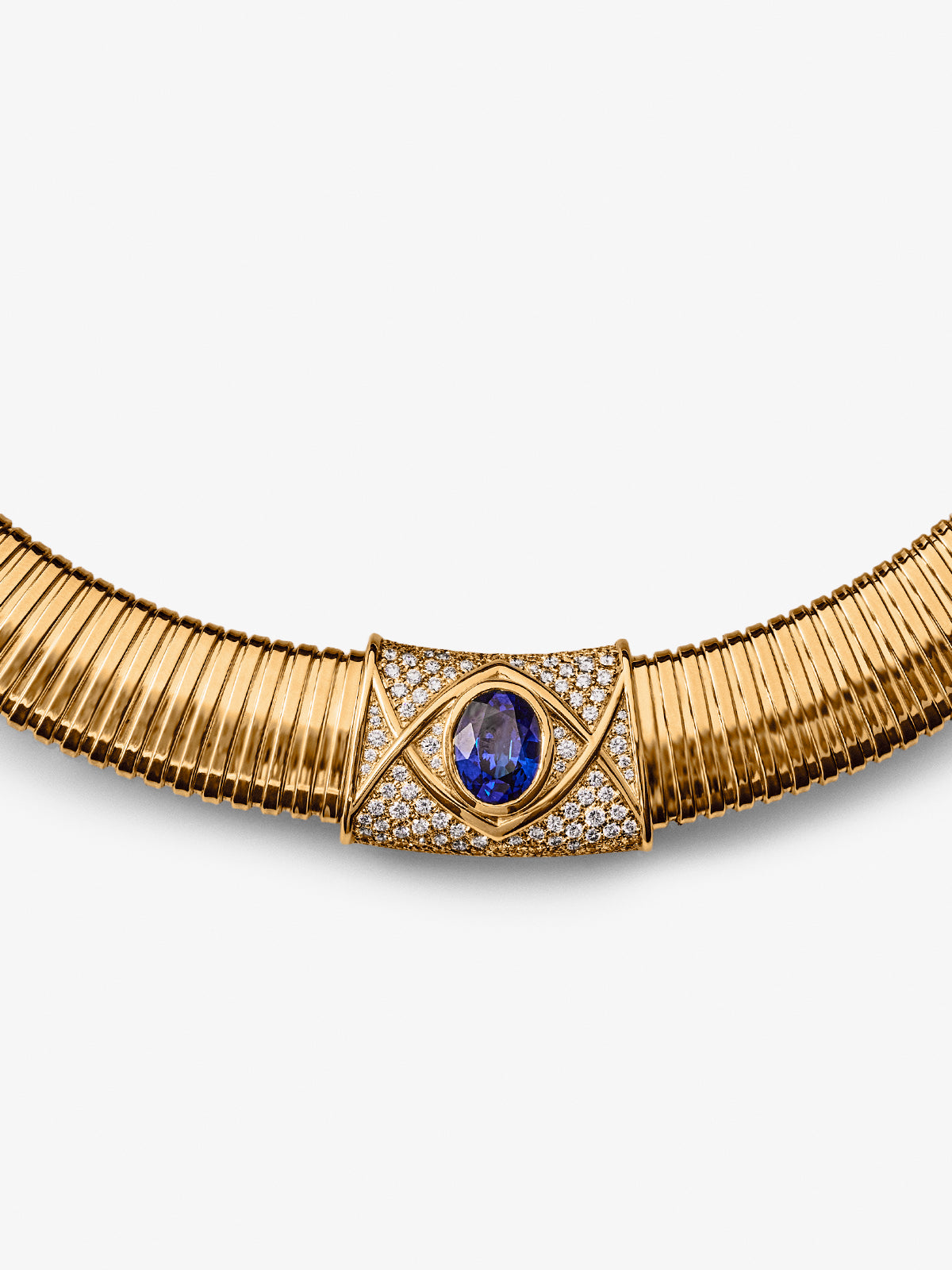 Collar tubogas de oro amarillo de 18K con zafiro azul royal en talla oval de 4,19 cts y 117 diamantes en talla brillante con un total de 1,7 cts