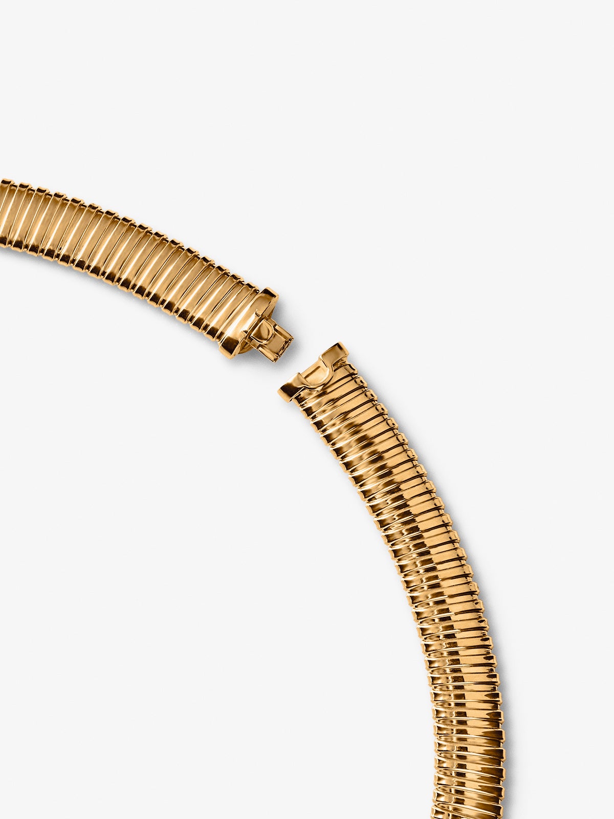 Collar tubogas de oro amarillo de 18K con 58 diamantes en talla brillante con un total de 0,9 cts