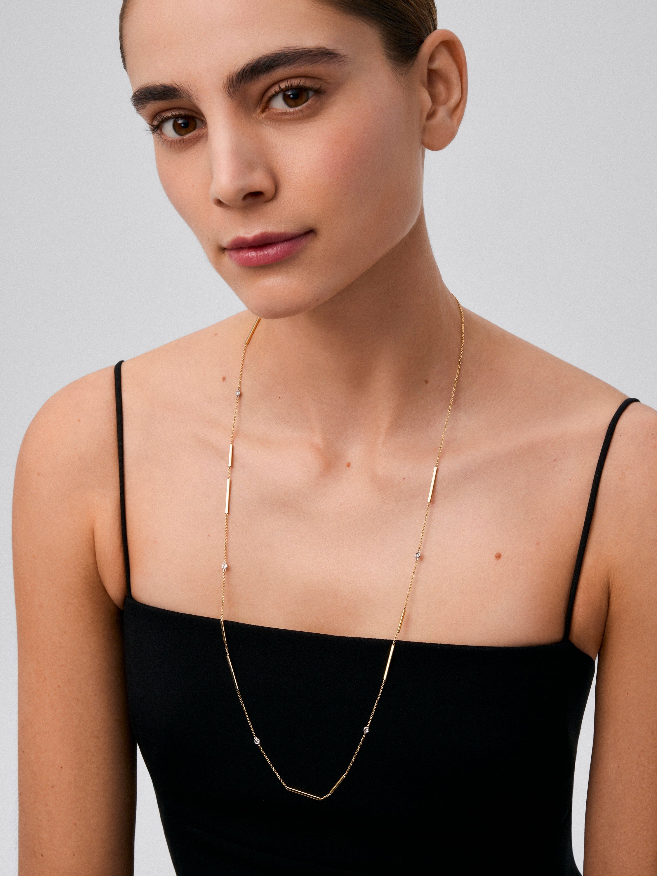 Collar de oro amarillo de 18K con 5 diamantes en talla brillante con un total de 0,17 cts