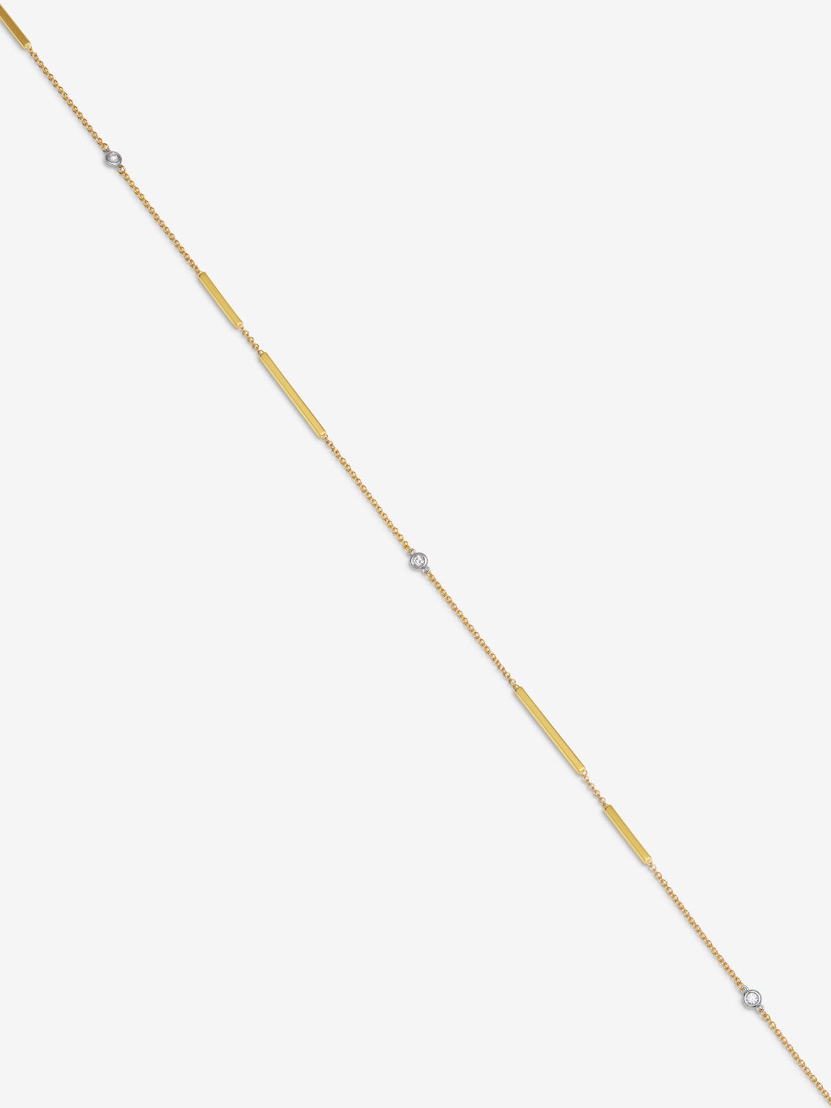 Collar de oro amarillo de 18K con 5 diamantes en talla brillante con un total de 0,17 cts