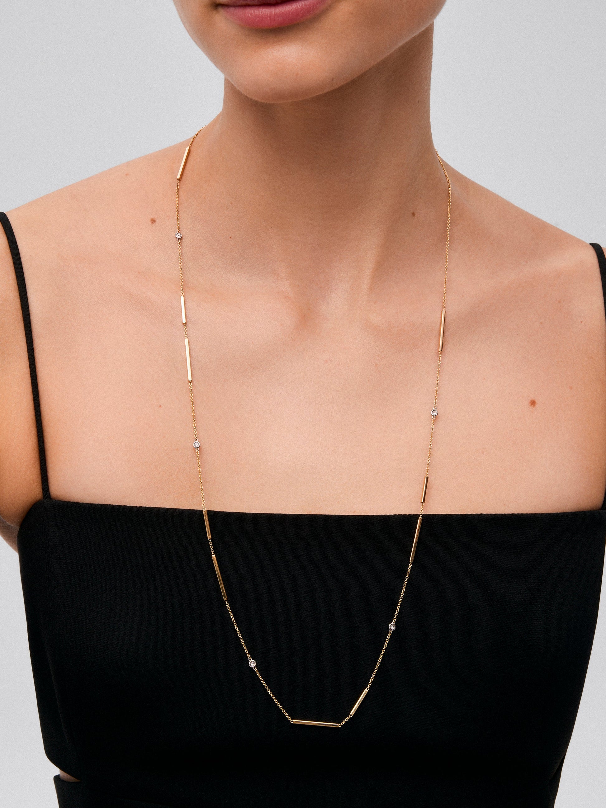 Collar de oro amarillo de 18K con 5 diamantes en talla brillante con un total de 0,17 cts