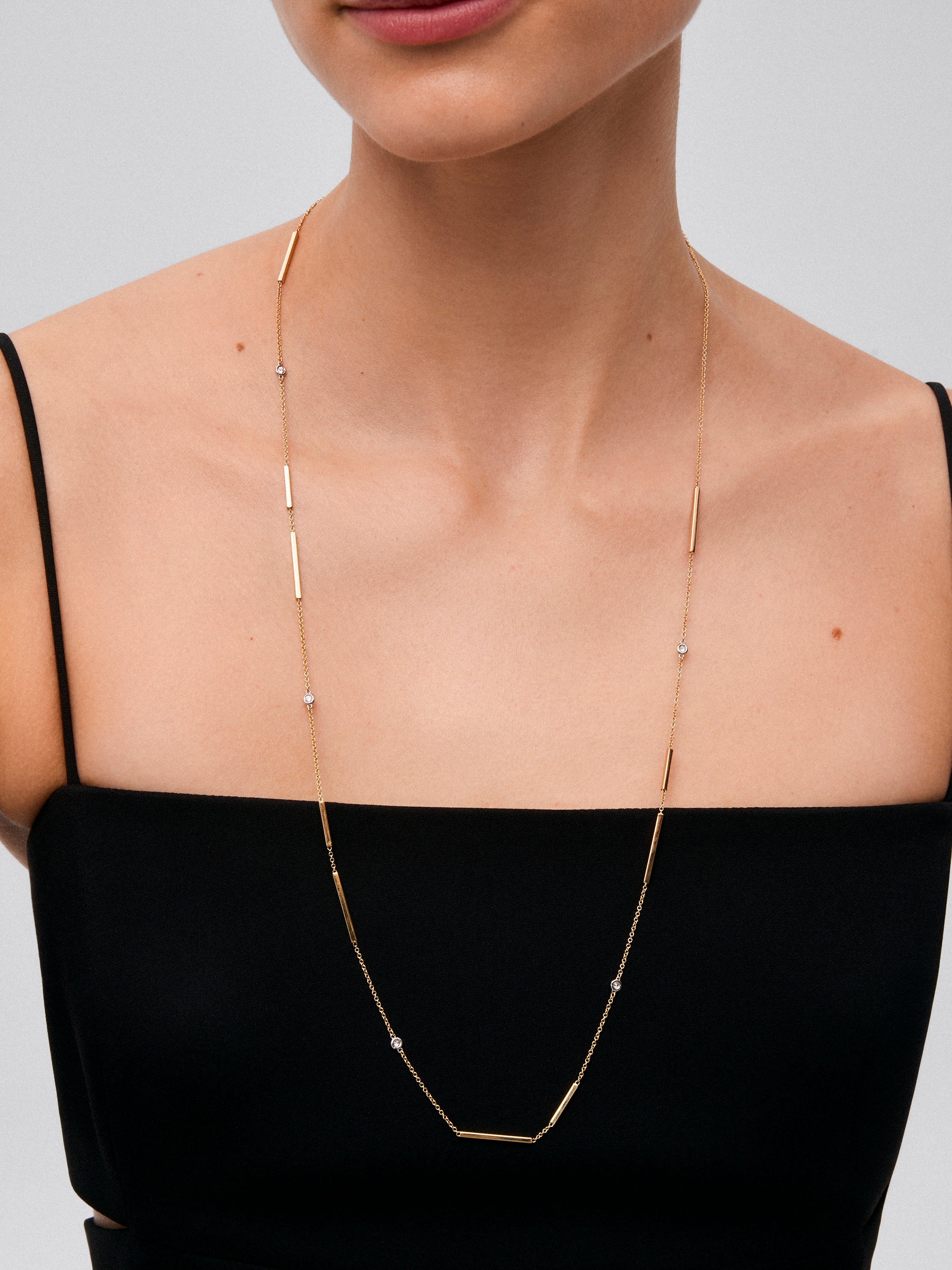 Collar de oro amarillo de 18K con 5 diamantes en talla brillante con un total de 0,17 cts