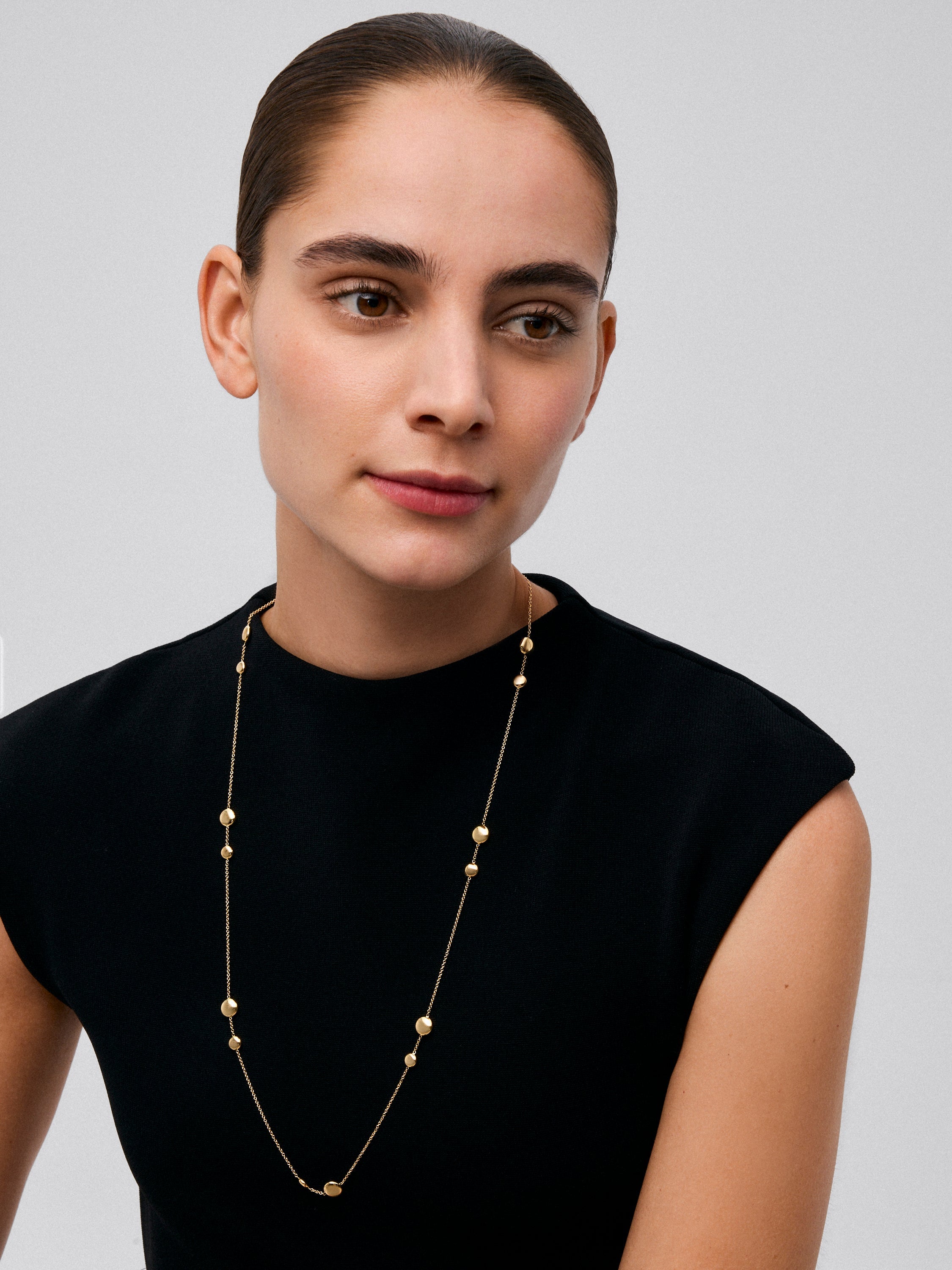 Collar de oro amarillo de 18K con 6 diamantes en talla brillante con un total de 0,21 cts y motivos de esferas