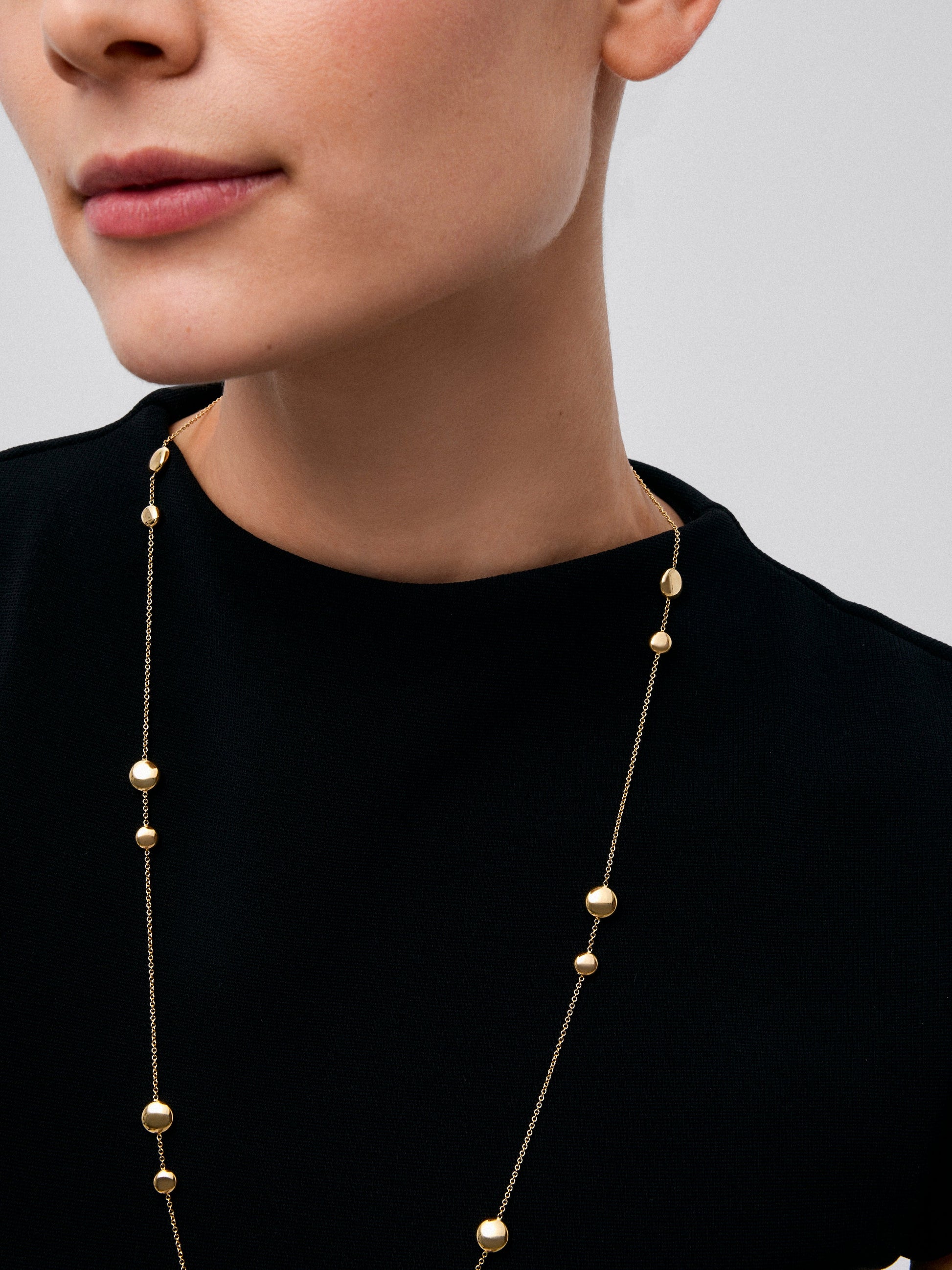 Collar de oro amarillo de 18K con 6 diamantes en talla brillante con un total de 0,21 cts y motivos de esferas