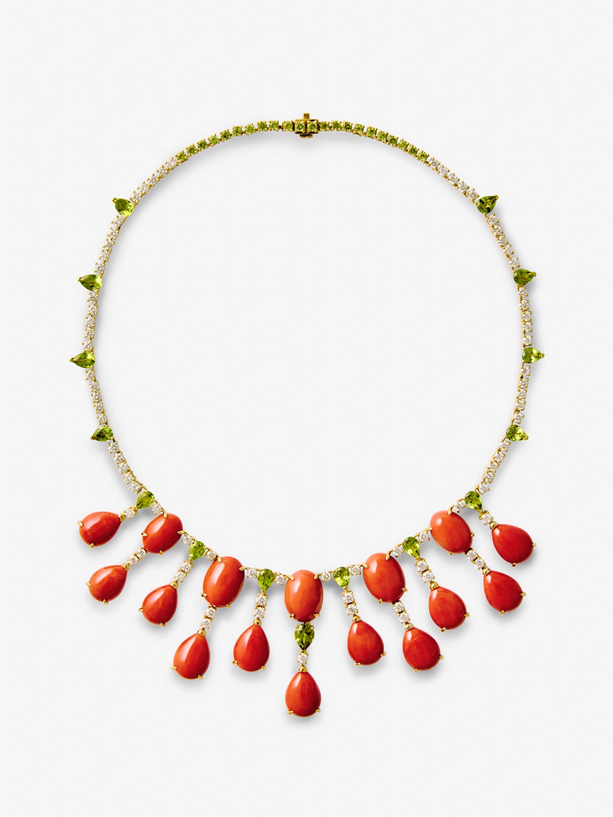 Collar de alta joyería en oro amarillo de 18K con corales rojos, diamantes en talla brillante y peridotos verdes en talla pera y brillante
