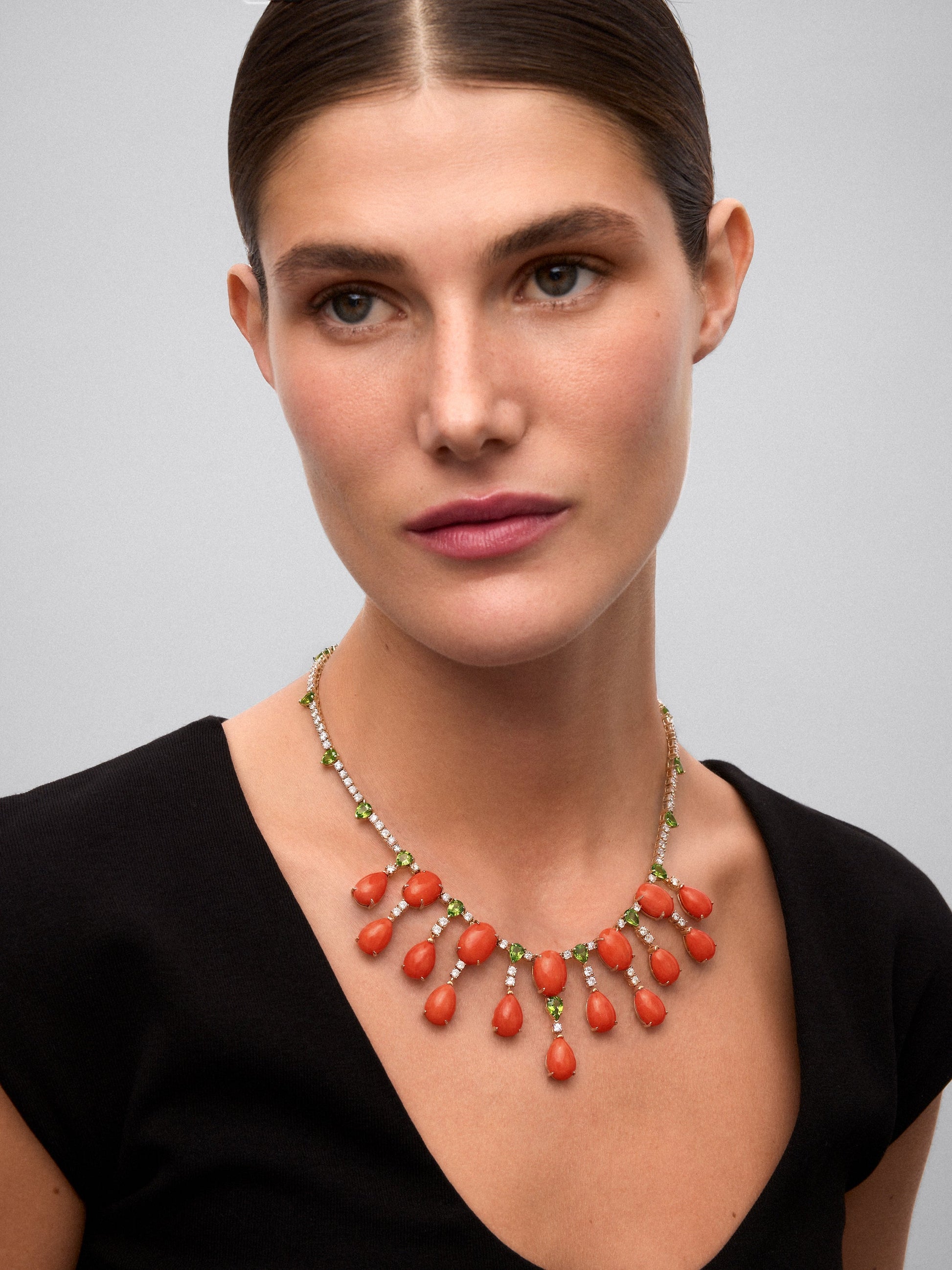 Collar de alta joyería en oro amarillo de 18K con corales rojos, diamantes en talla brillante y peridotos verdes en talla pera y brillante