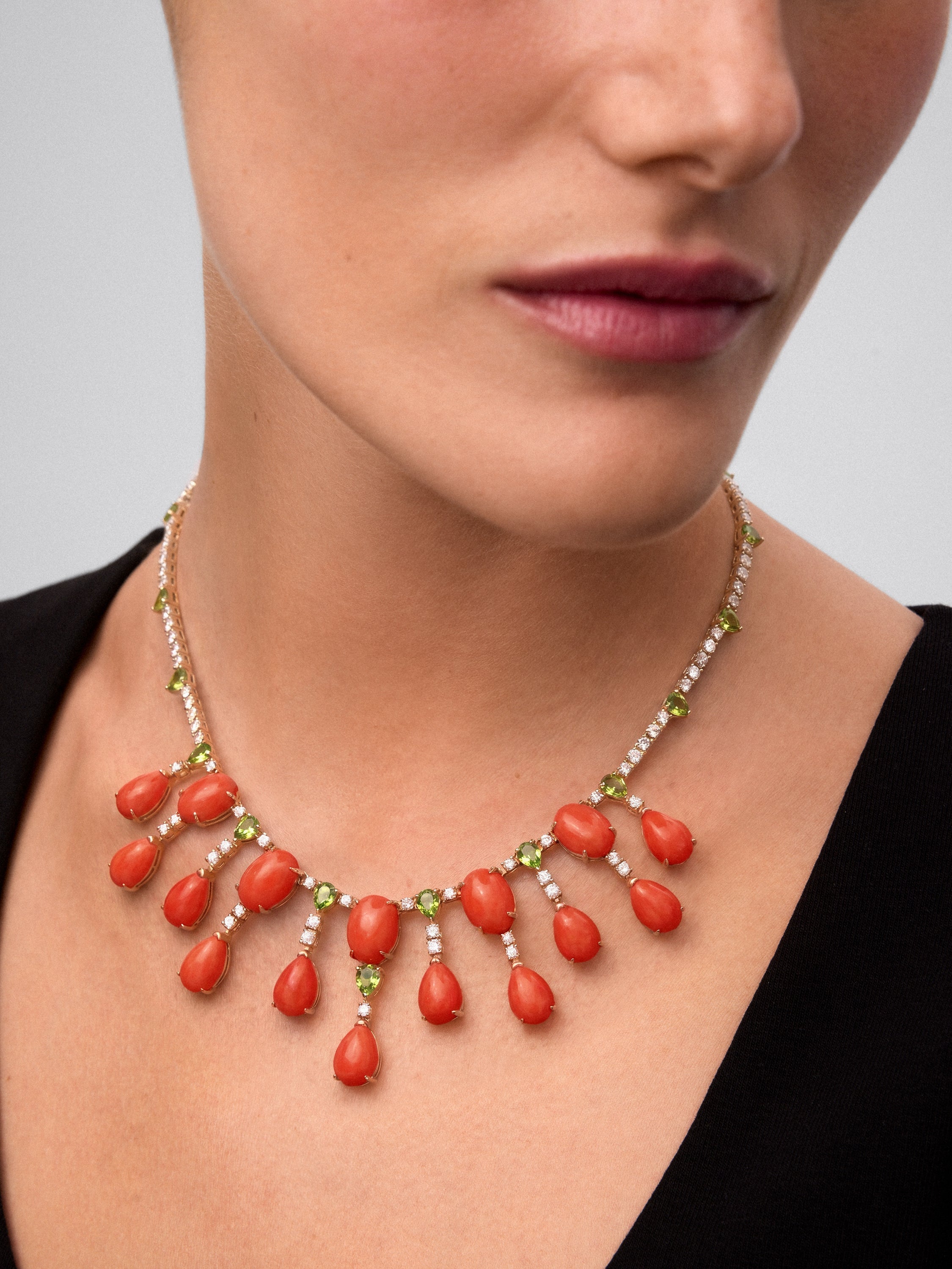 Collar de alta joyería en oro amarillo de 18K con corales rojos, diamantes en talla brillante y peridotos verdes en talla pera y brillante