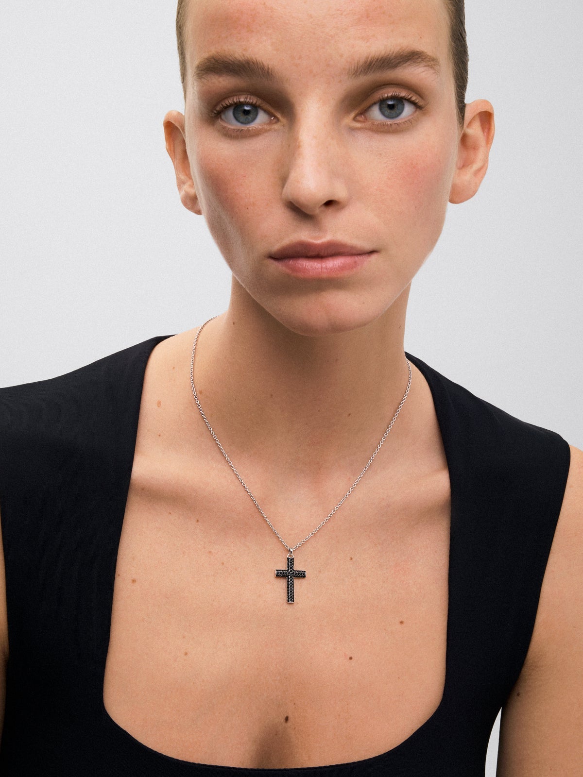 Colgante de plata 925 con cruz de 75 espinelas negras en talla brillante con un total de 1,04 cts